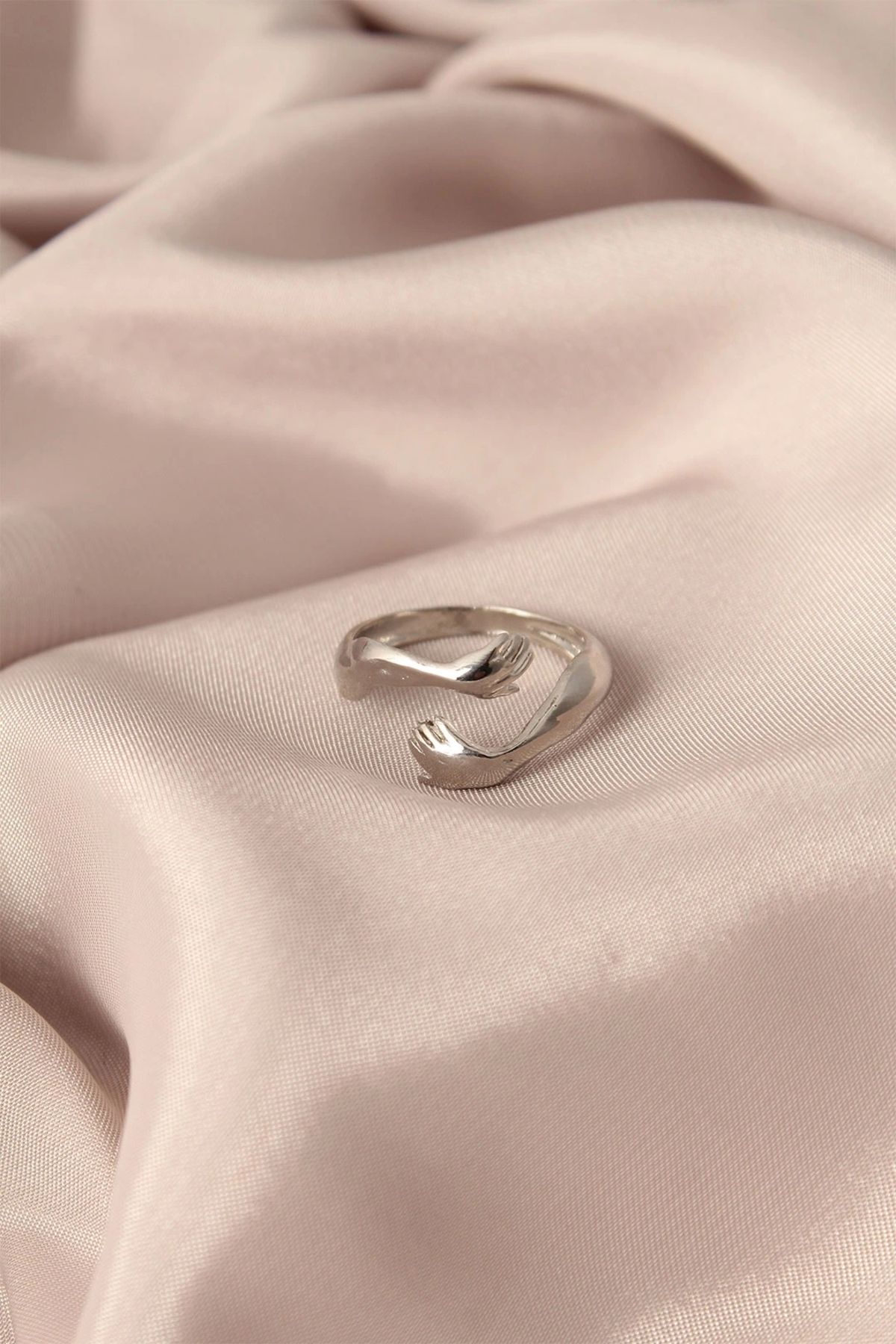 OurStyles Ayarlamalı Gümüş Renk Metal Sarılan Eller Model Kadın Yüzük - TJ-BYK2135