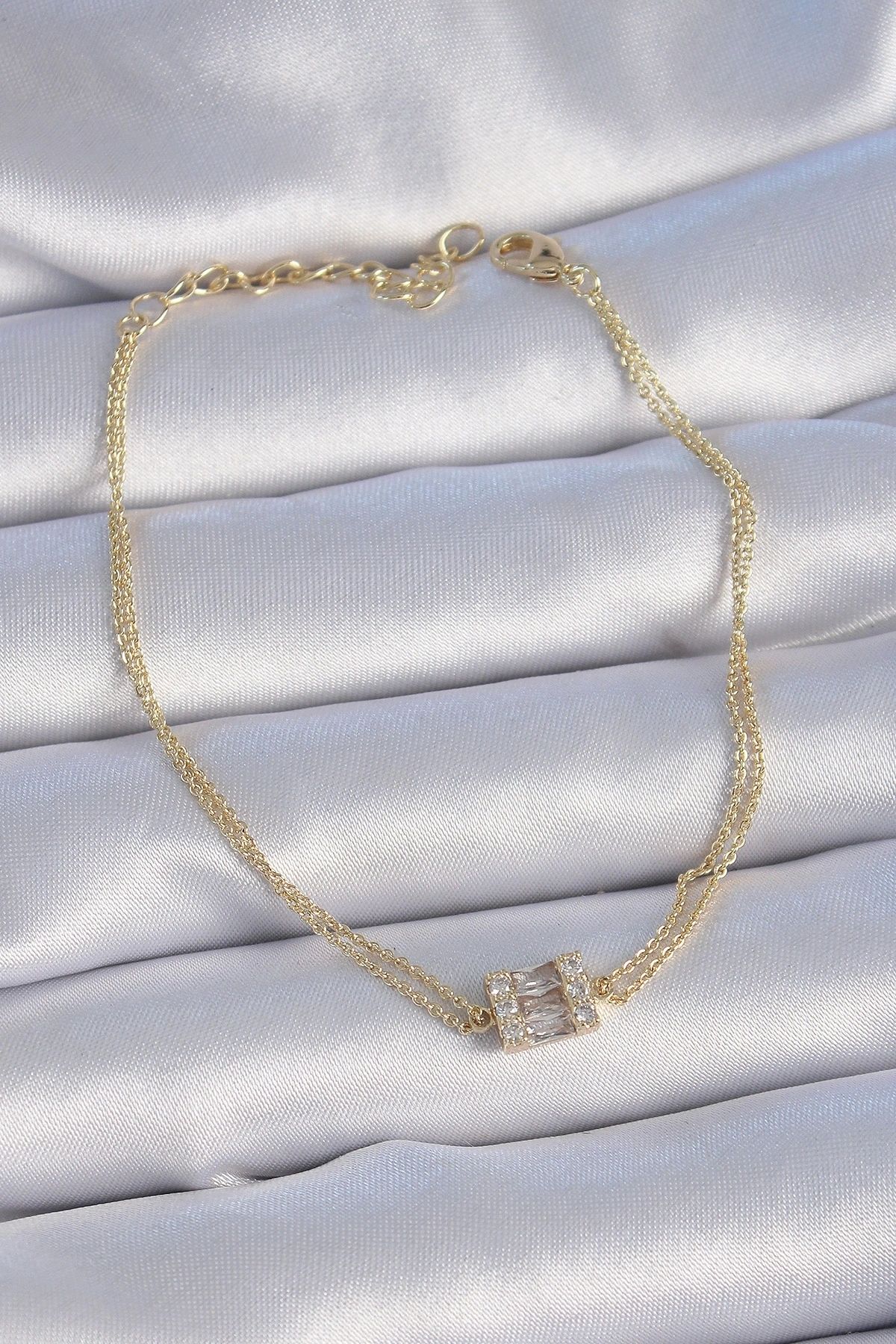 OurStyles Pirinç Gold Renk Kare Zirkon Taşlı Kadın Bileklik - TJ-BB6404