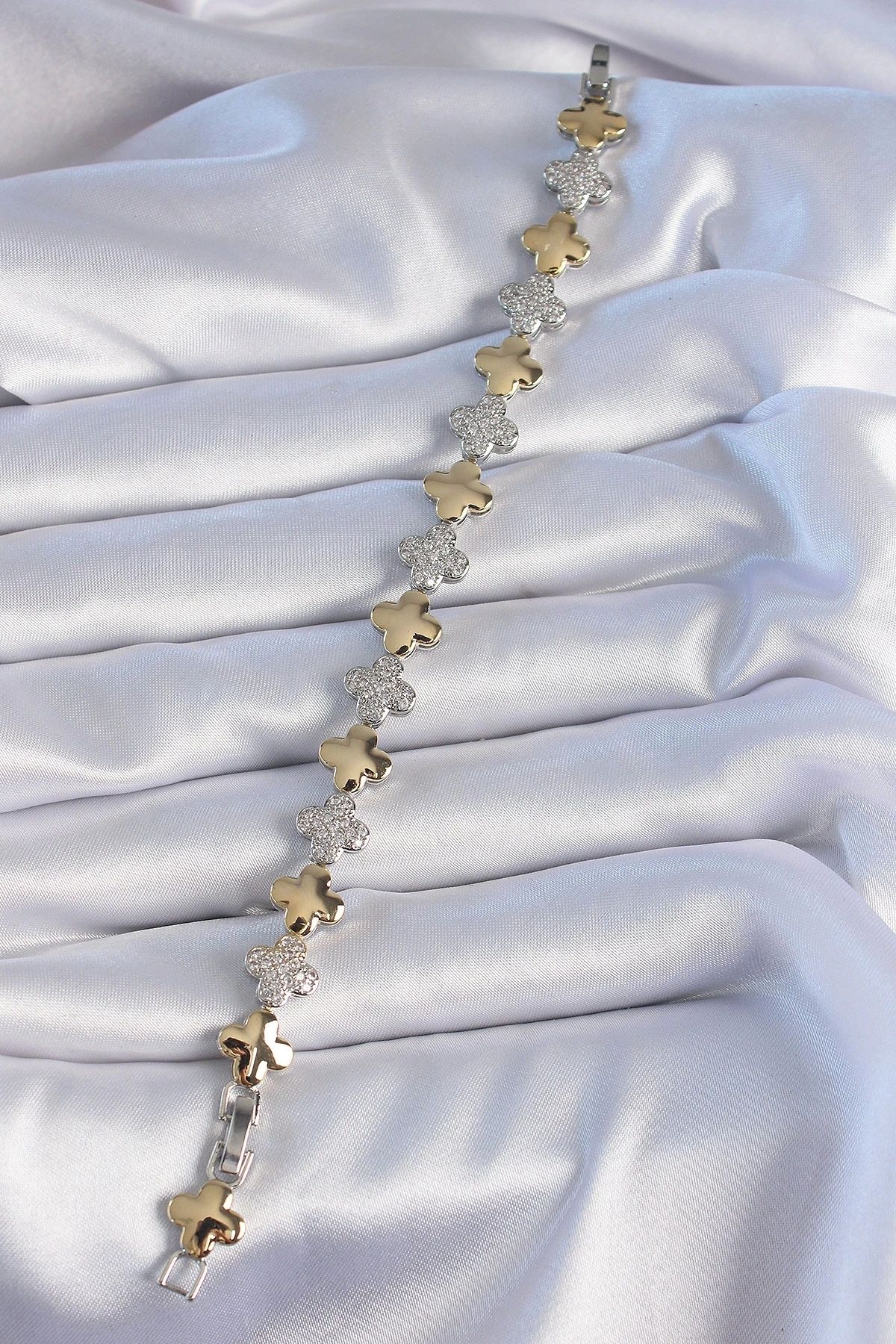 OurStyles Pirinç Gümüş Gold Renk Zirkon Taşlı Yonca Model VİP Seri Kadın Bileklik - TJ-BB6403