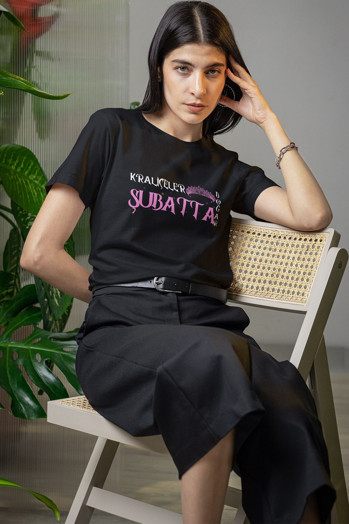 qoeuyl boutique Kraliçeler Bu Ayda Doğar Baskılı Anne Eş Sevgili Arkadaşa Hediyelik %100 Pamuklu Siyah Kadın T-Shirt