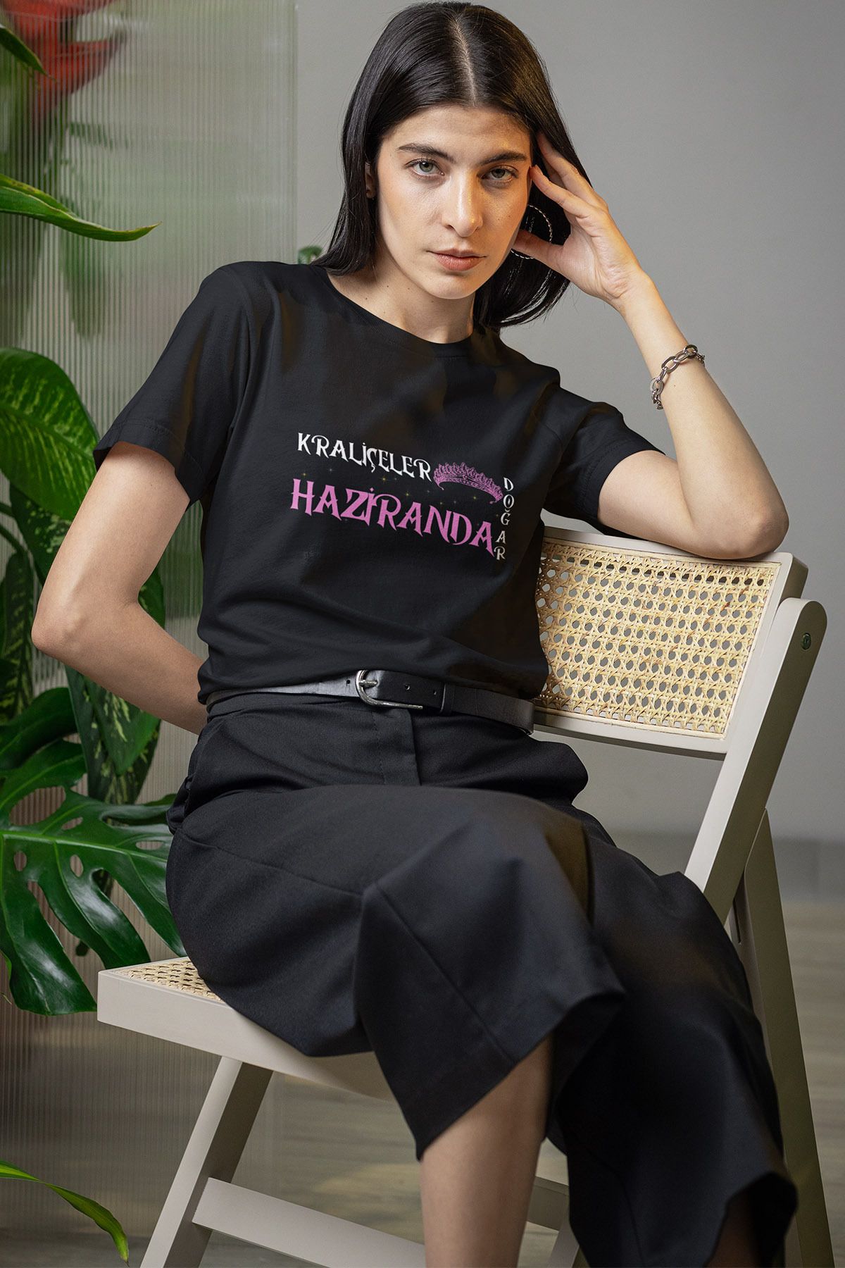 qoeuyl boutique Kraliçeler Bu Ayda Doğar Baskılı Anne Eş Sevgili Arkadaşa Hediyelik %100 Pamuklu Siyah Kadın T-Shirt