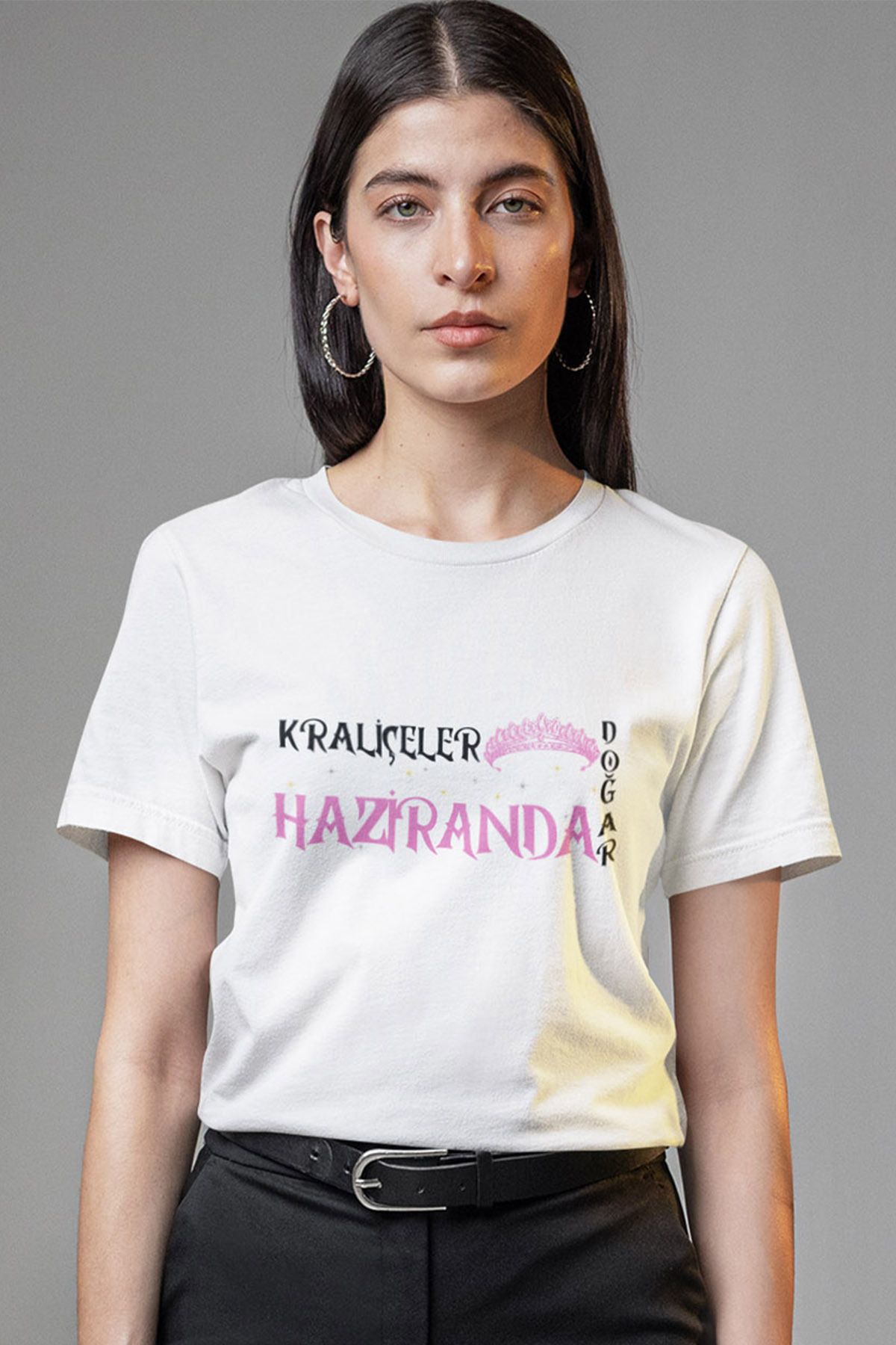 qoeuyl boutique Kraliçeler Bu Ayda Doğar Baskılı Anne Eş Sevgili Arkadaşa Hediyelik %100 Pamuklu Beyaz Kadın T-Shirt