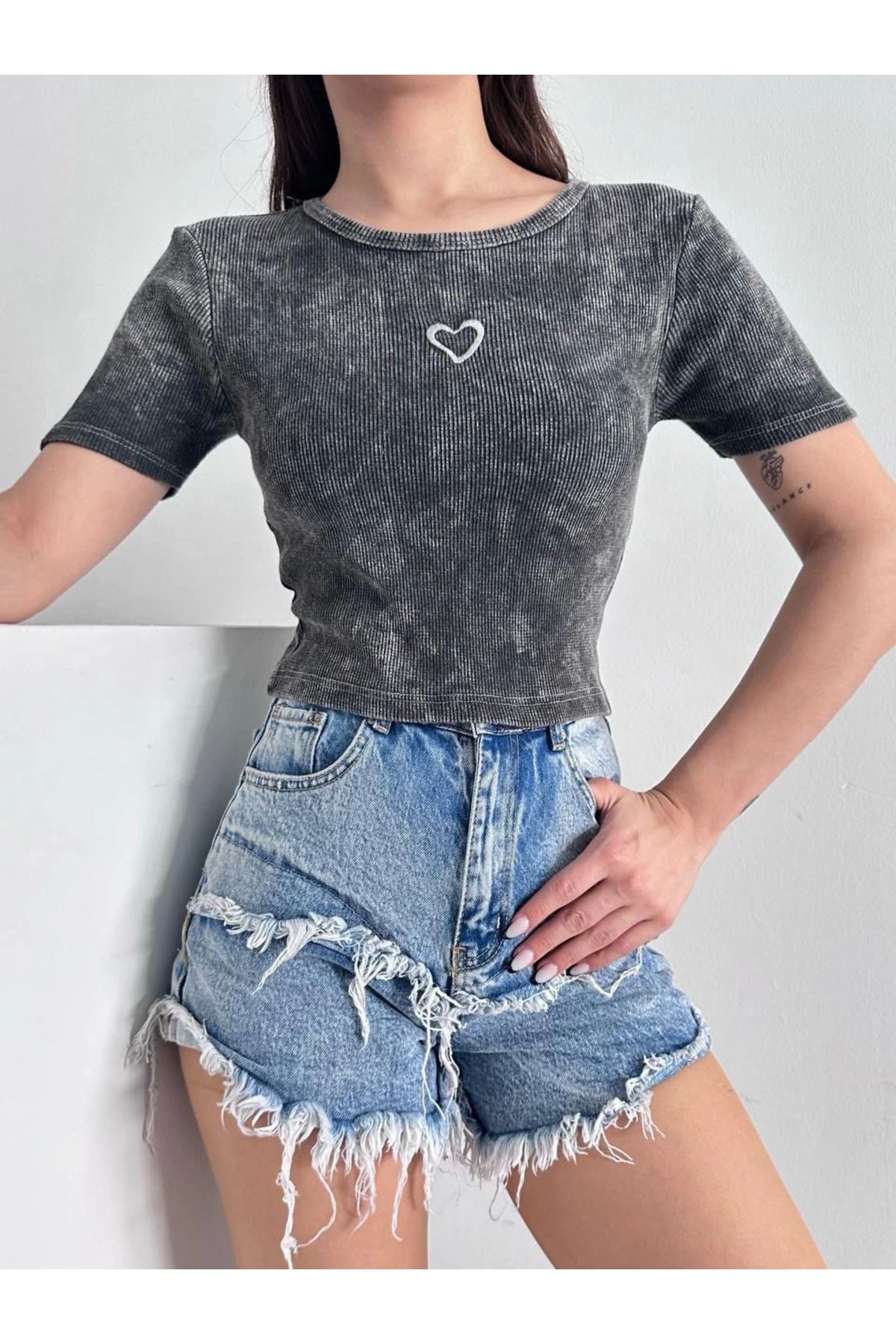 İntive Lingerie Kalp Nakış Detaylı Gri Asit Yıkamalı Slim Fit Kısa Bluz
