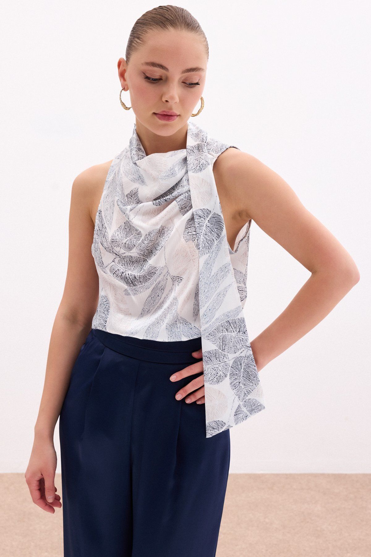 Sateen Fularlı Desenli Bluz - Siyah