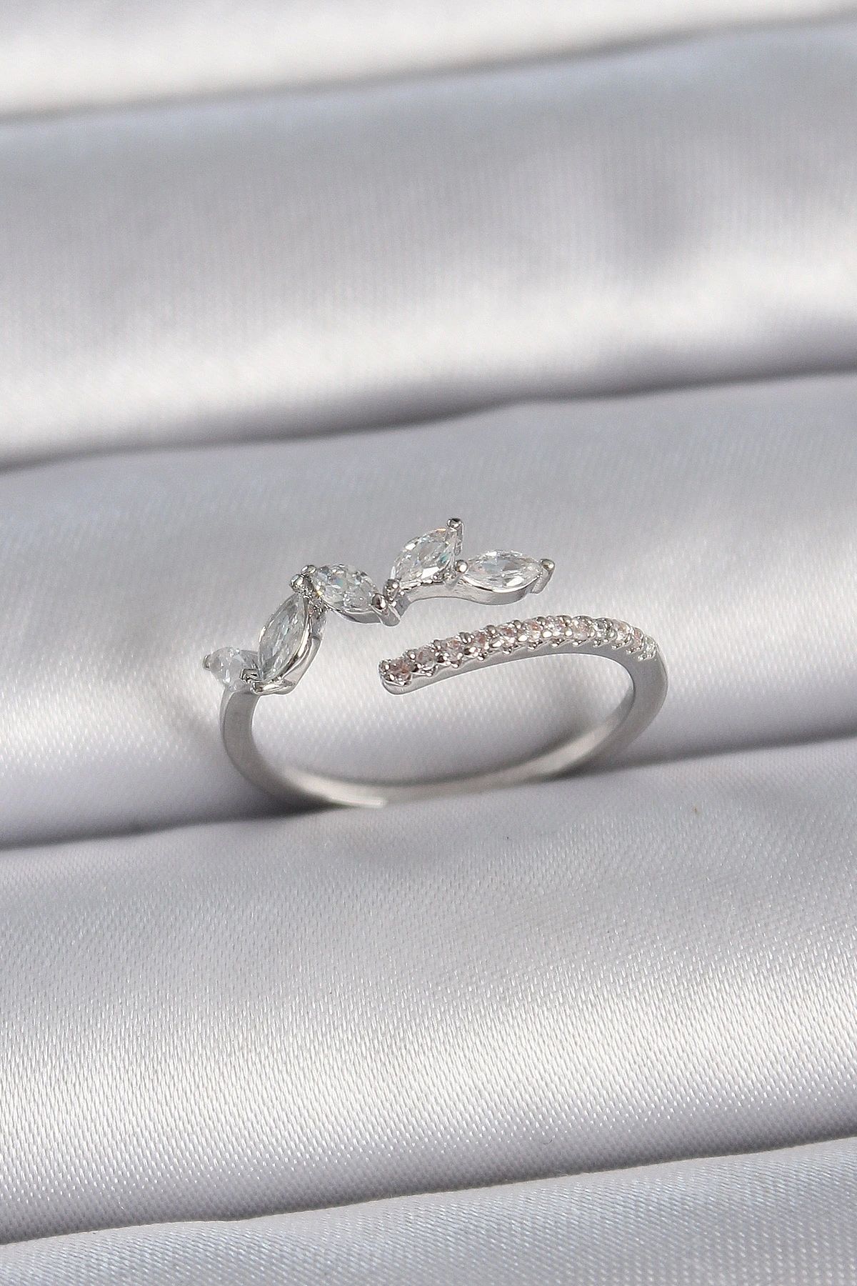 OurStyles Pirinç Gümüş Renk Ayarlanabilir Zirkon Taşlı Yaprak Model Kadın Yüzük - TJ-BYK3379
