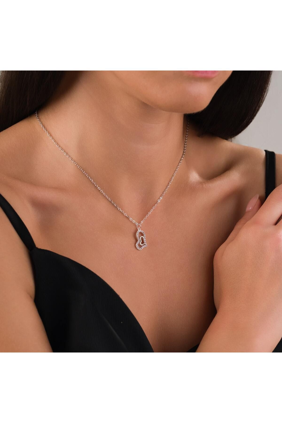 HOBİSY GIFT SHOP Zirkon Taşlı Kalpli Gümüş Renk Çelik Kolye – Şık ve Zarif Tasarım