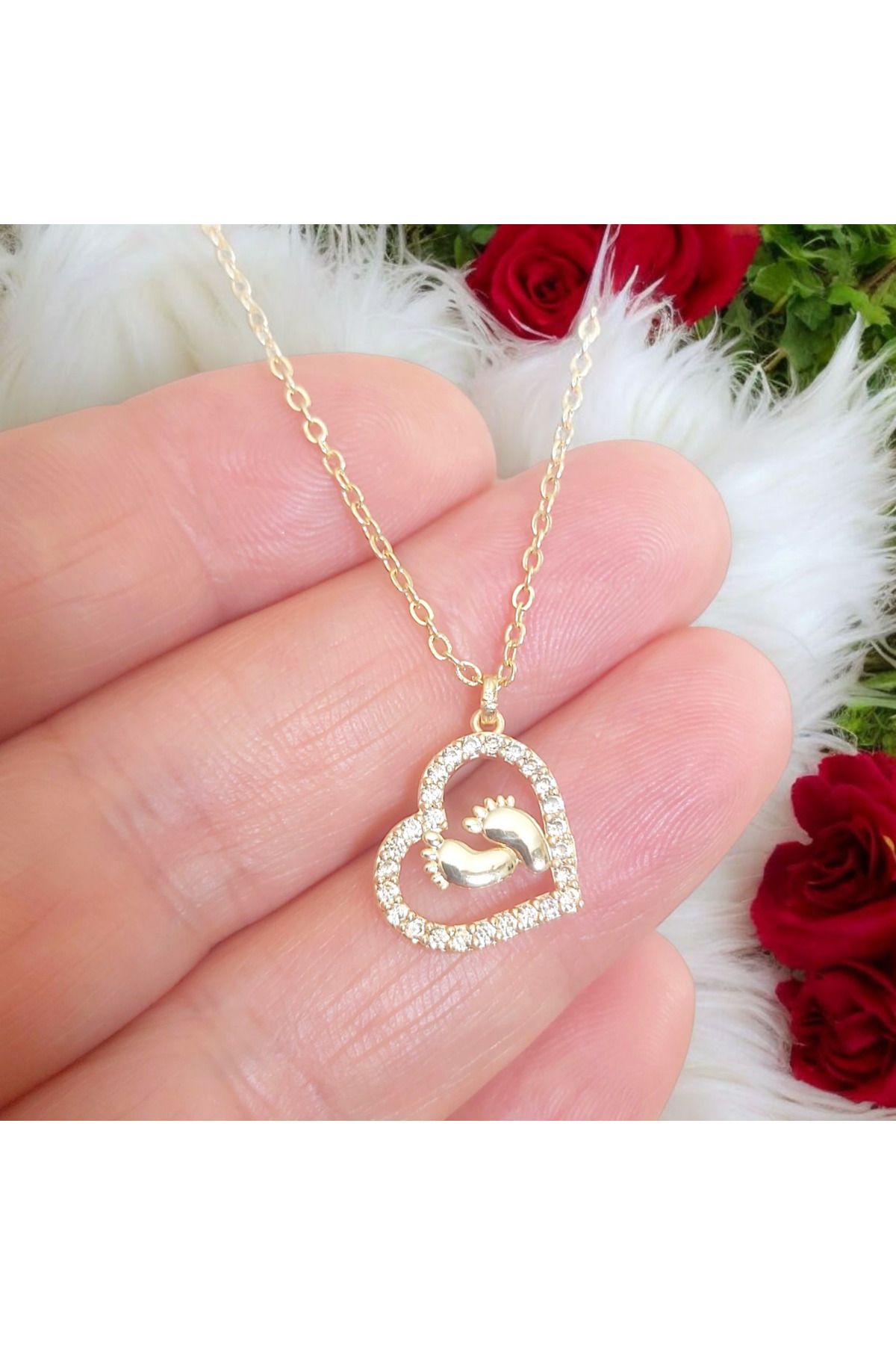 HOBİSY GIFT SHOP Anlamlı Hediye Bebek Ayak İzli Kalpli Çelik Kolye – Zirkon Taşlı- Altın Kaplama