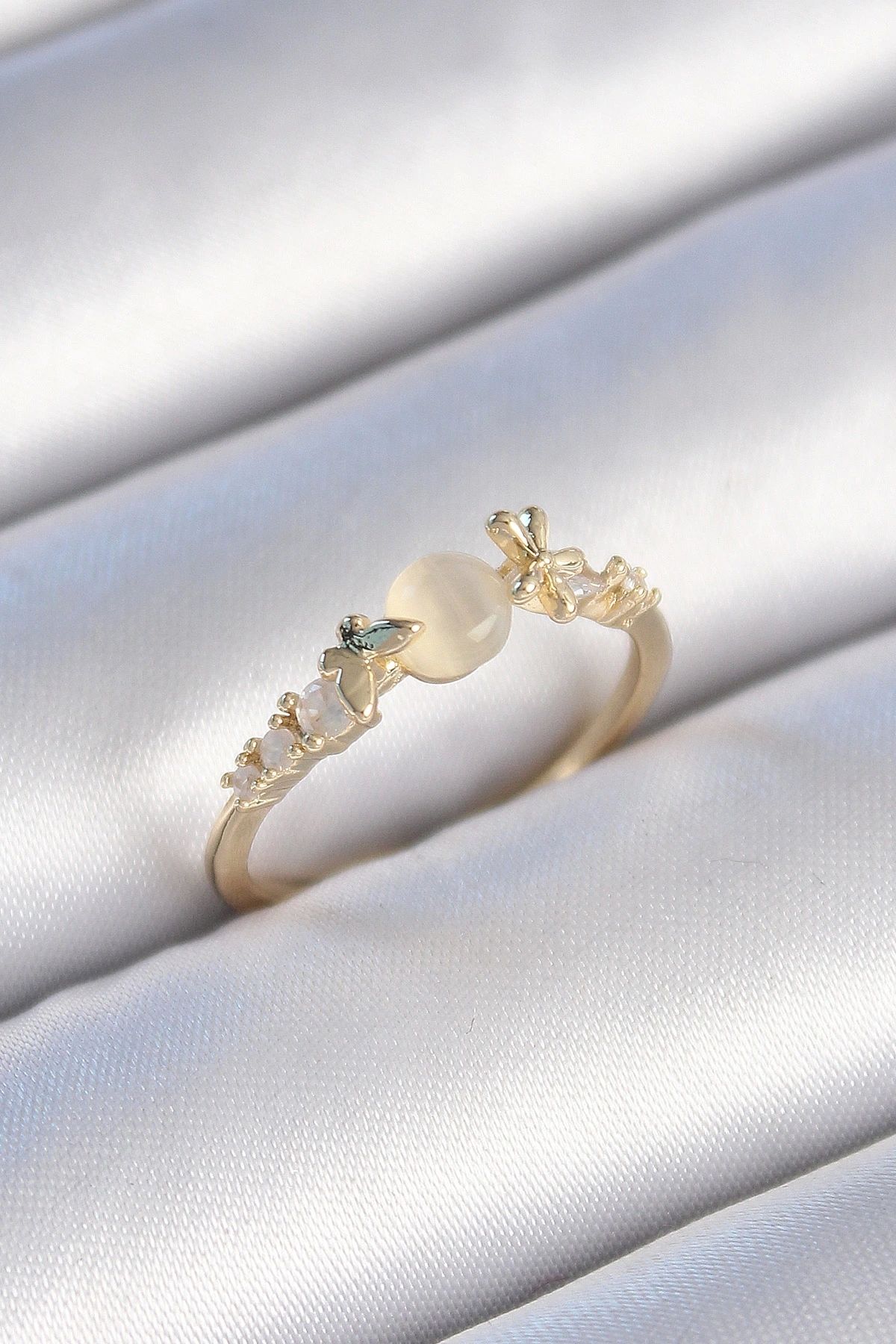 OurStyles Pirinç Gold Renk Zirkon Taşlı Beyaz Mineli Kelebek Detay Kadın Yüzük - TJ-BYK3462