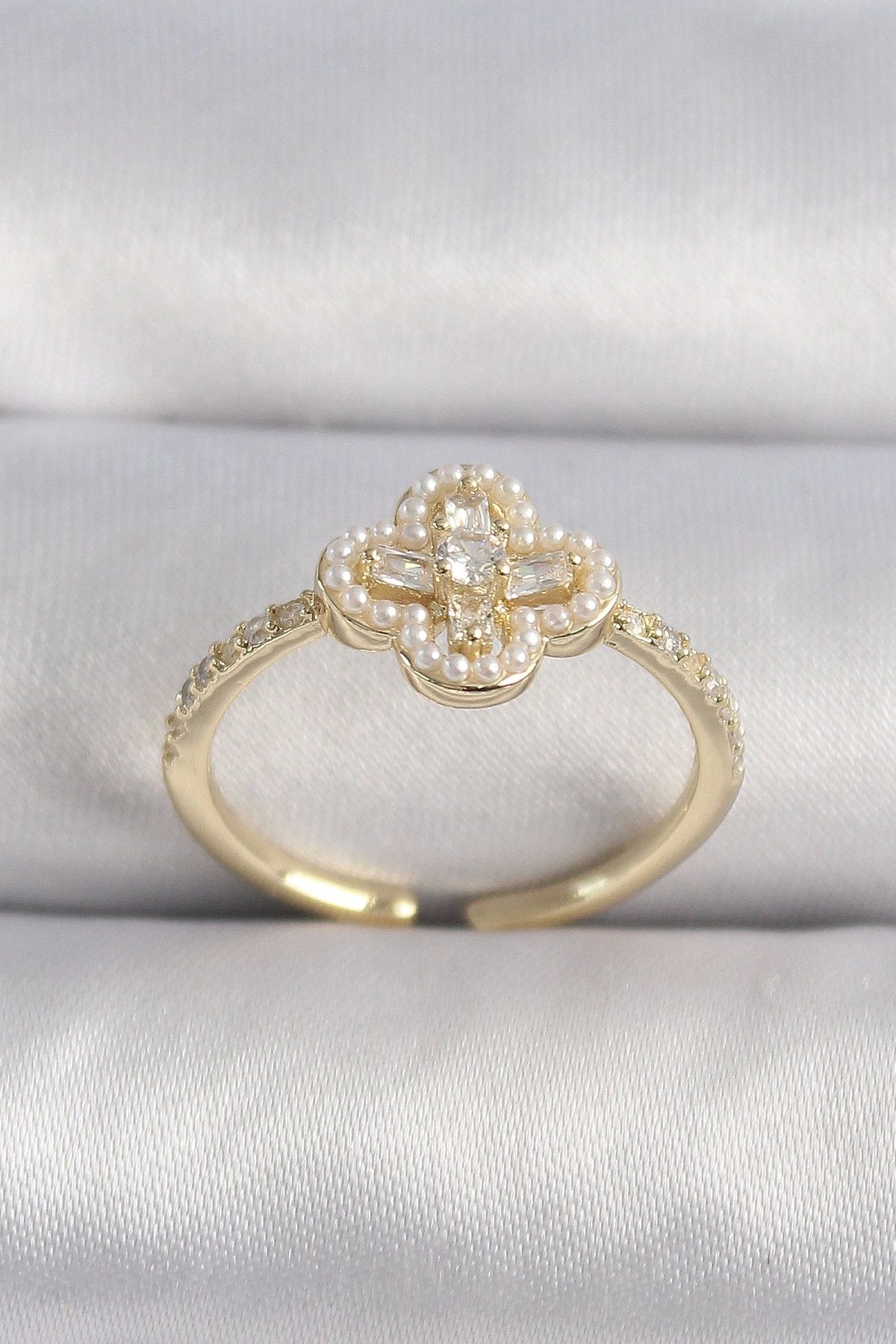 OurStyles Pirinç Gold Renk Zirkon Taşlı Yonca Model İnci Detay Kadın Yüzük - TJ-BYK3494