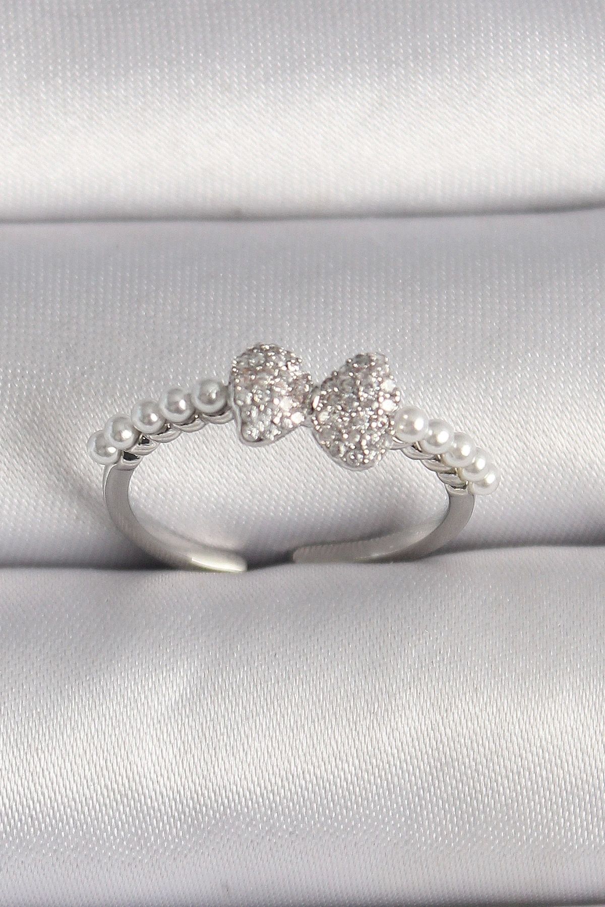 OurStyles Pirinç Gümüş Renk Zirkon Taşlı Fiyonk İnci Detay Ayarlanabilir Yüzük - TJ-BYK3526