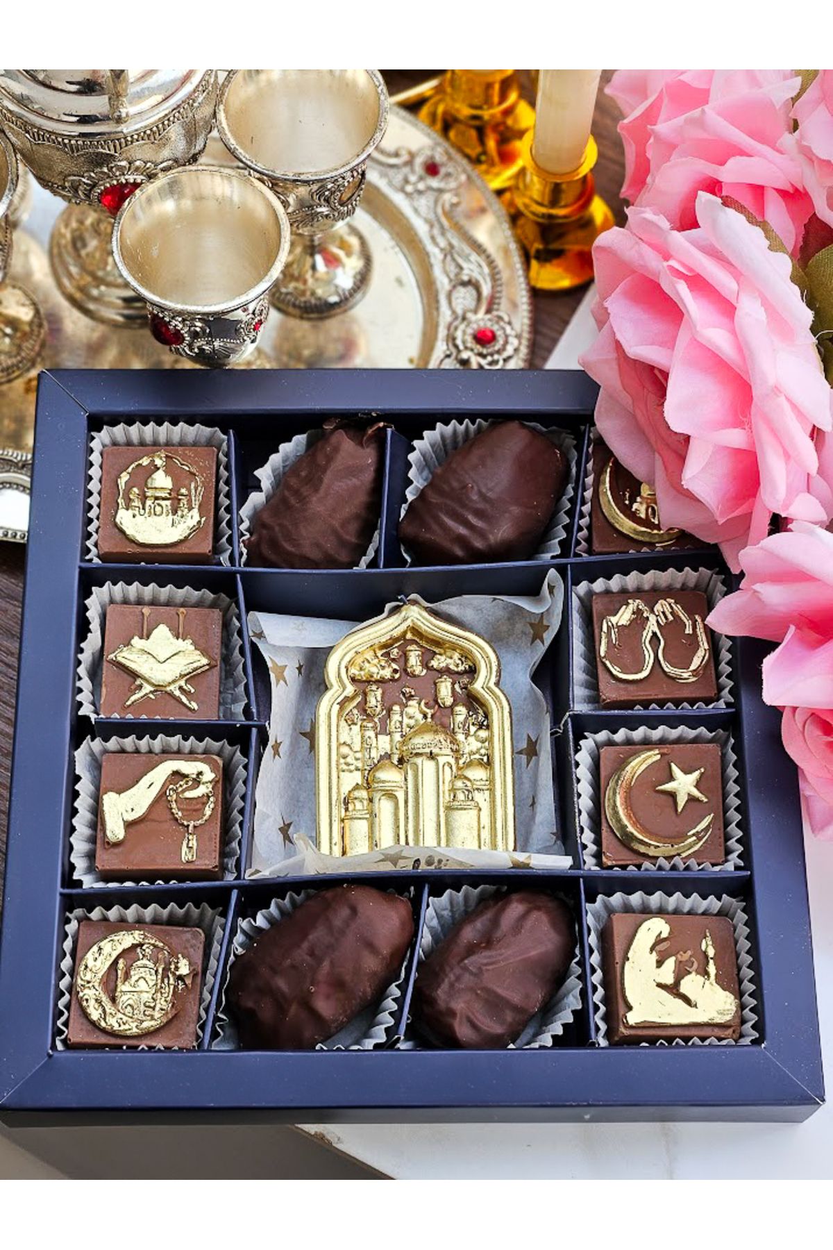 ksana choco Sütlü Belçika çikolatasında, el yapımı Dubai dolgulu hurmalarla hazırlanmış helal lezzet kutusu.