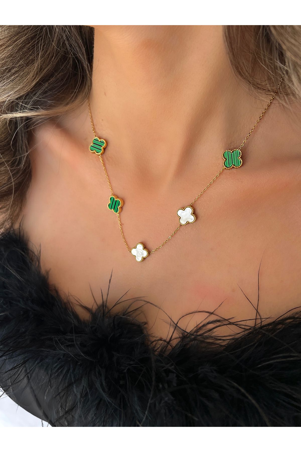 JELLY Kadın Çelik Gold Renk Siyah Mineli Çift Taraflı Kullanılan Yonca Model Kolye