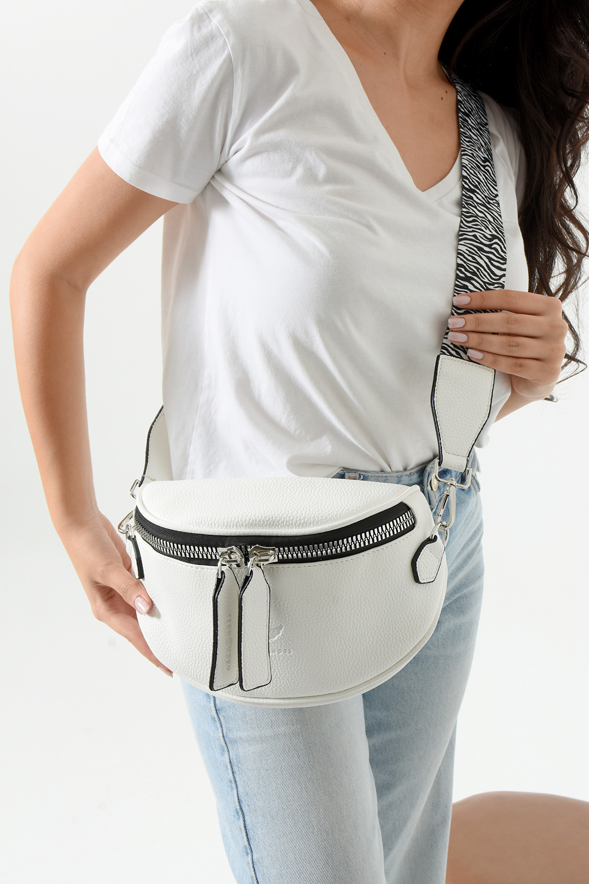 archangel Kadın crossbody bag bel çantası zebra desen dokuma askılı beyaz görsel 4