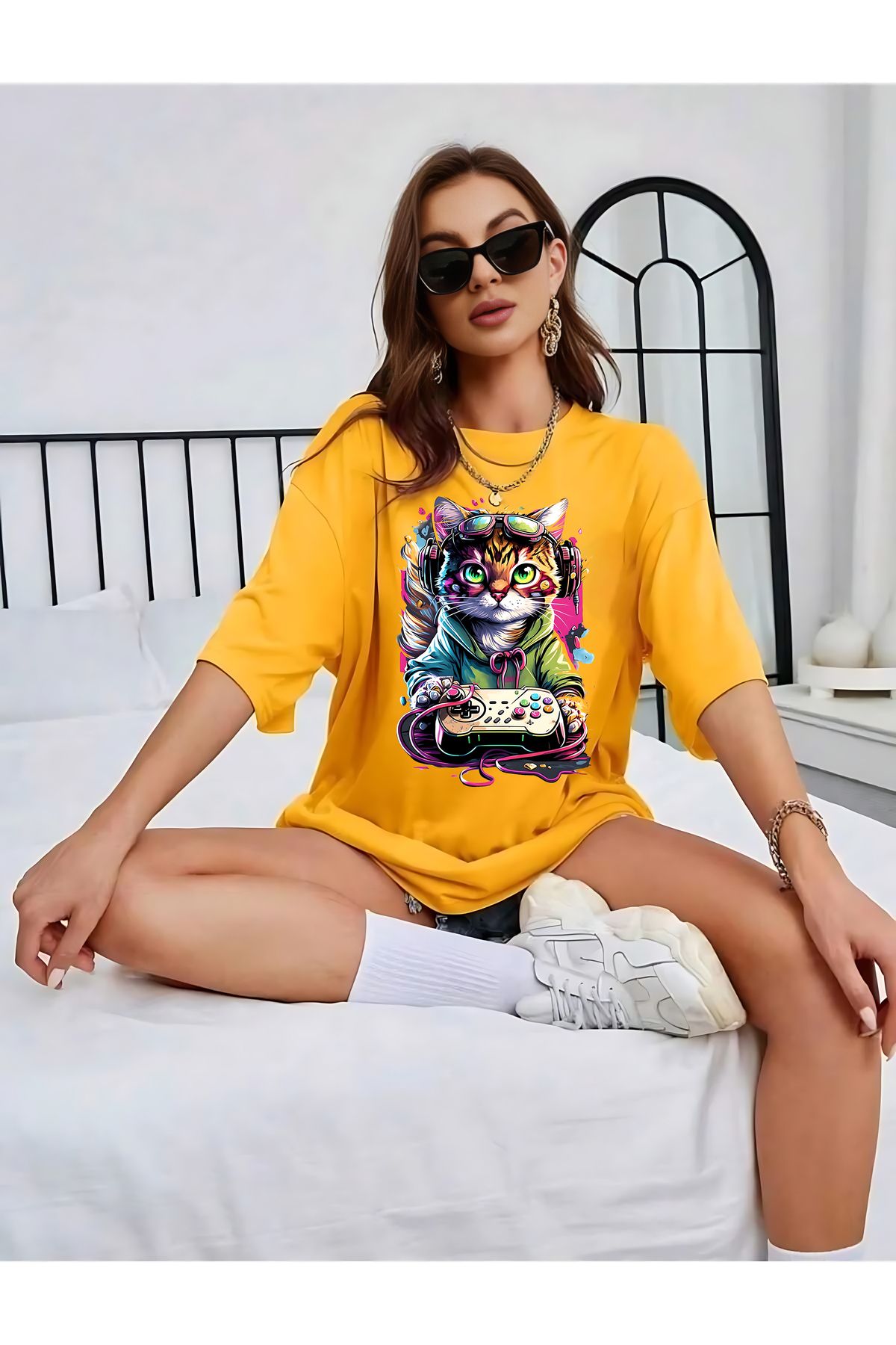 Pisa Art psa oynayan kedi baskılı t-shirt