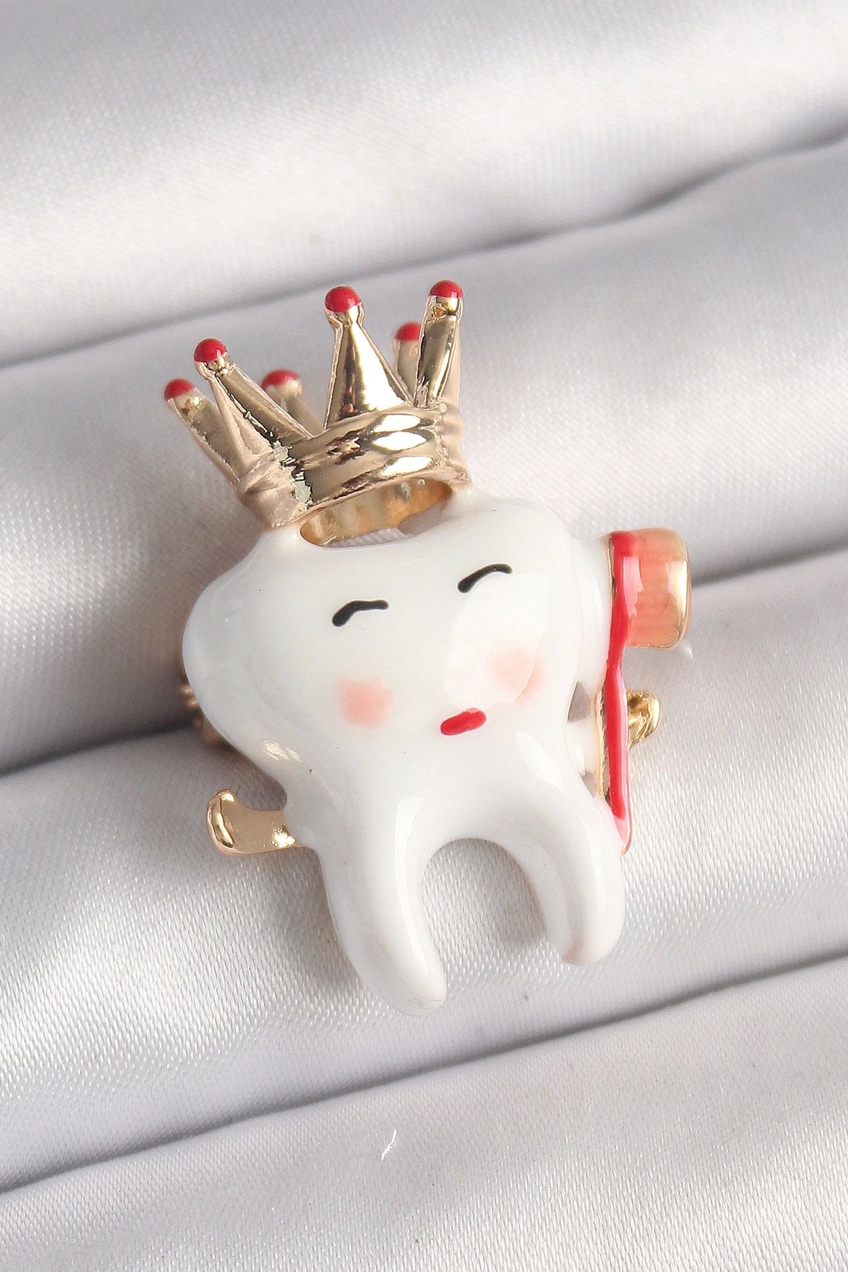 OurStyles Pirinç Gold Renk Taç Beyaz Diş Model Diş Fırçası Detay Kadın Broş - TJ-BR423