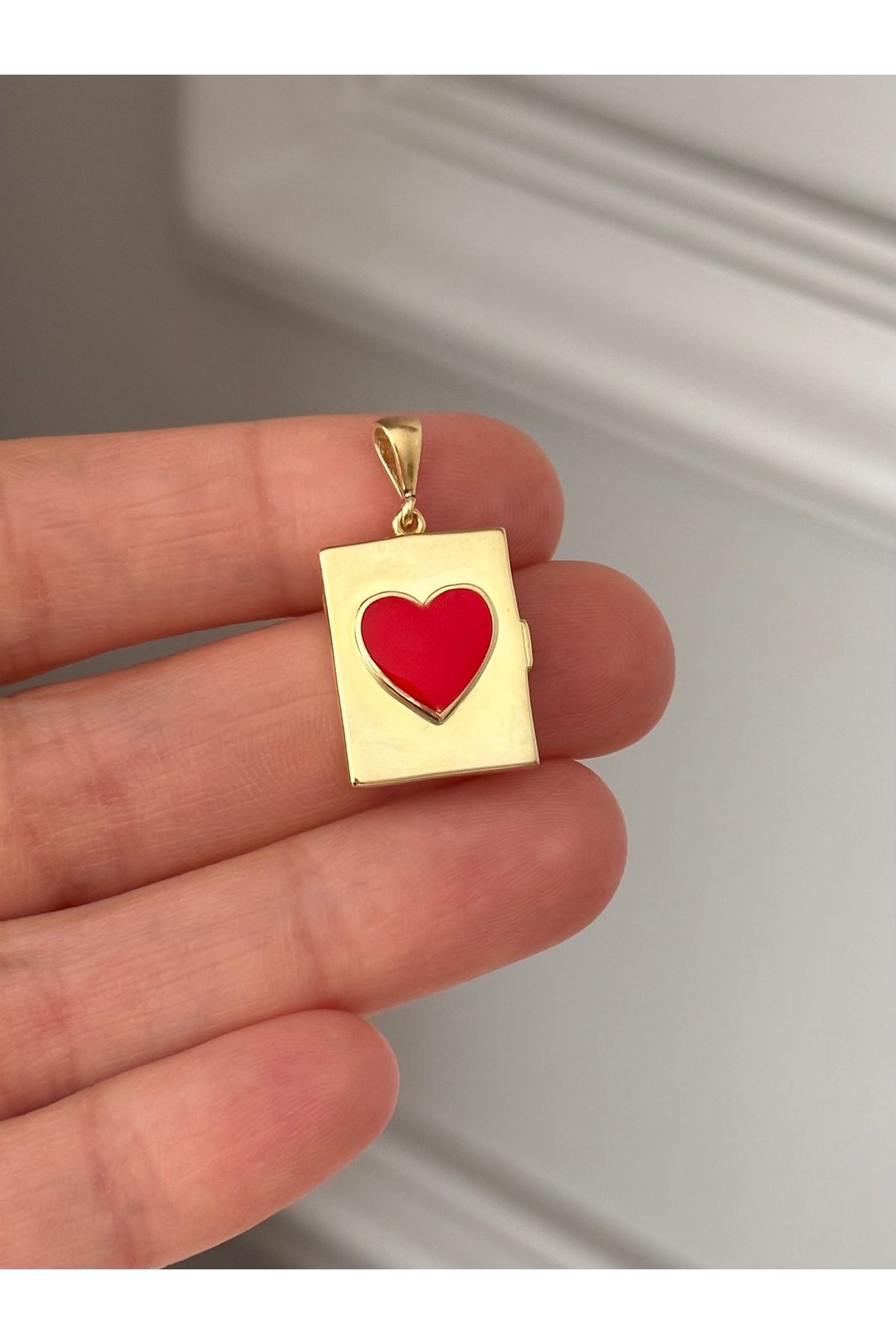 emy by emel luxury silver jewelry Altın Kaplama Açılabilir Kapaklı Kırmızı Kalp Mineli Madalyon Kolye Ucu 925 Ayar Gümüş