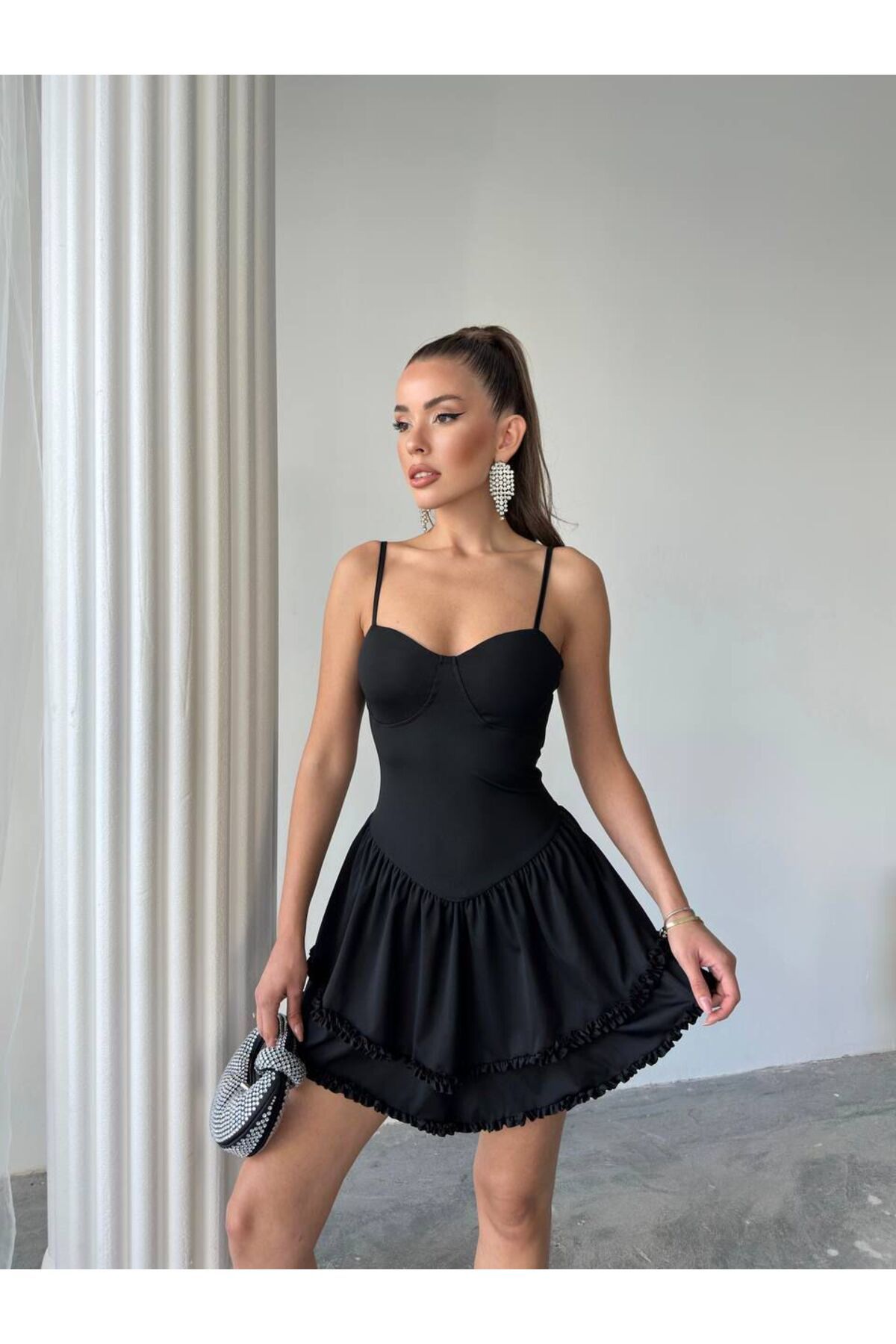 LOVE GO Siyah Askılı Gloplu Kalp Yaka Fırfır Detaylı Mini Elbise