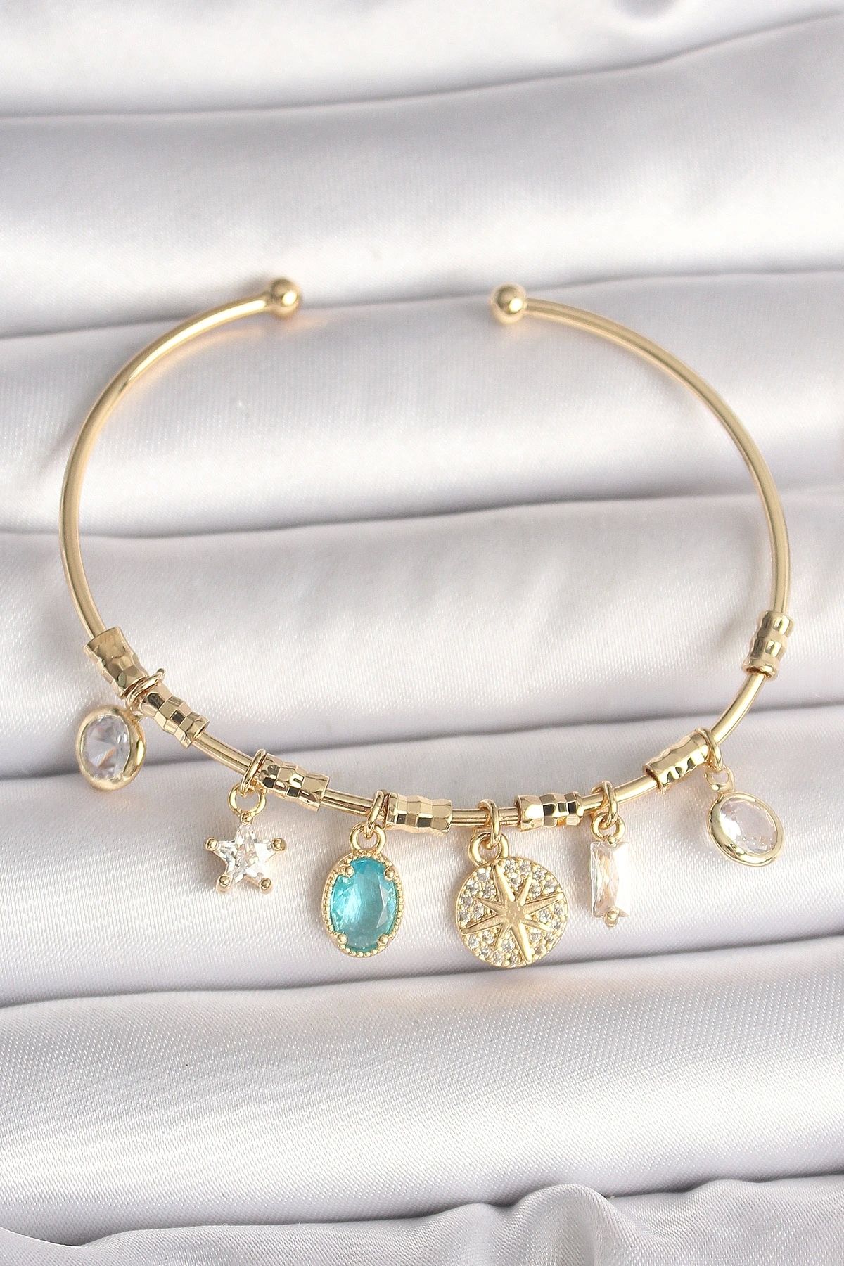 OurStyles Pirinç Gold Renk Sallantı Zirkon Taş Detaylı Pusula Figür Charm Kadın Bileklik - TJ-BB6886