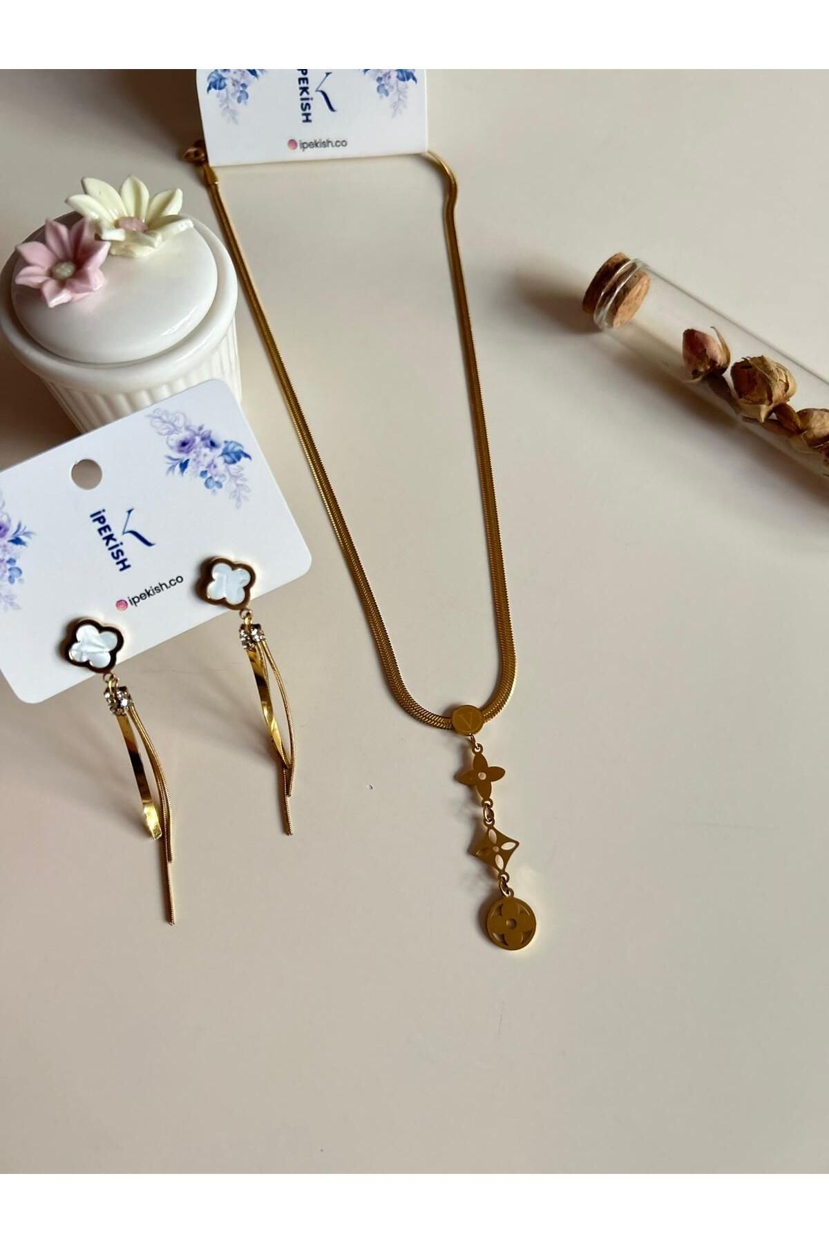 Cheecky Chic Gold Renk İtalyan Zincir, Sallantılı Kolye & Beyaz Van Cleef Gold Zirkon Küpe Seti – Paslanmaz Çelik