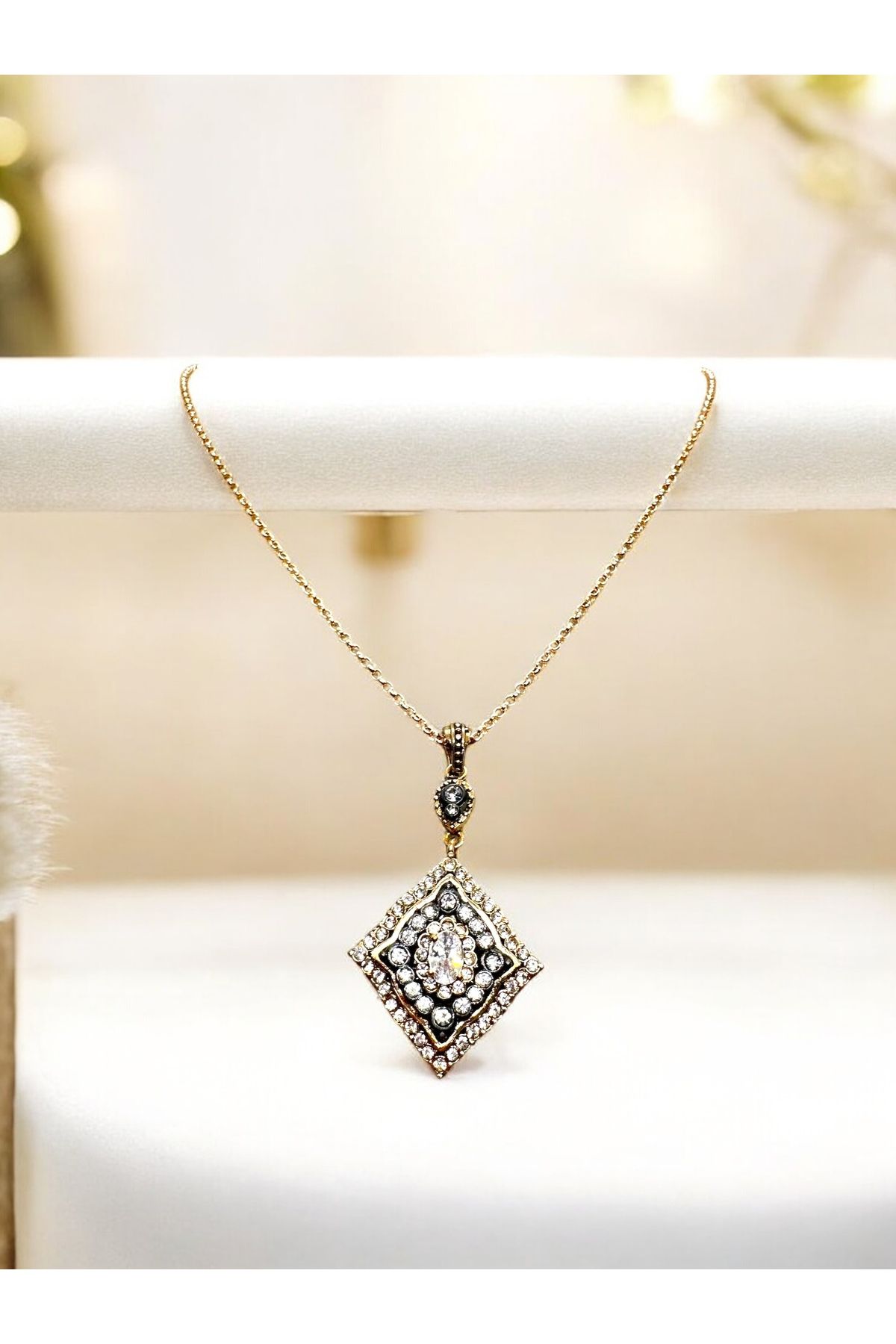 FUYA JEWELLERY Zirkon Taşlı Baklava Figürlü Kolye