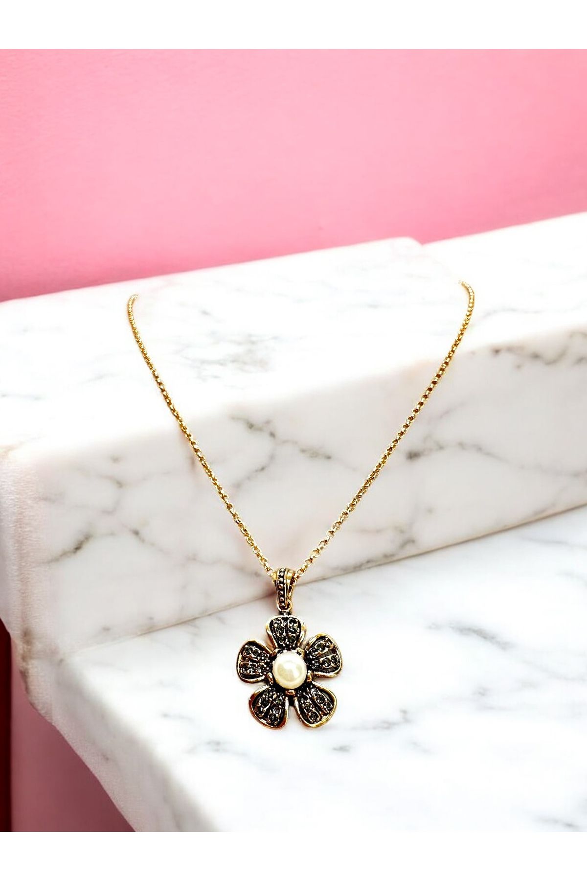 FUYA JEWELLERY İnci Detaylı Çiçek Motif Kolye