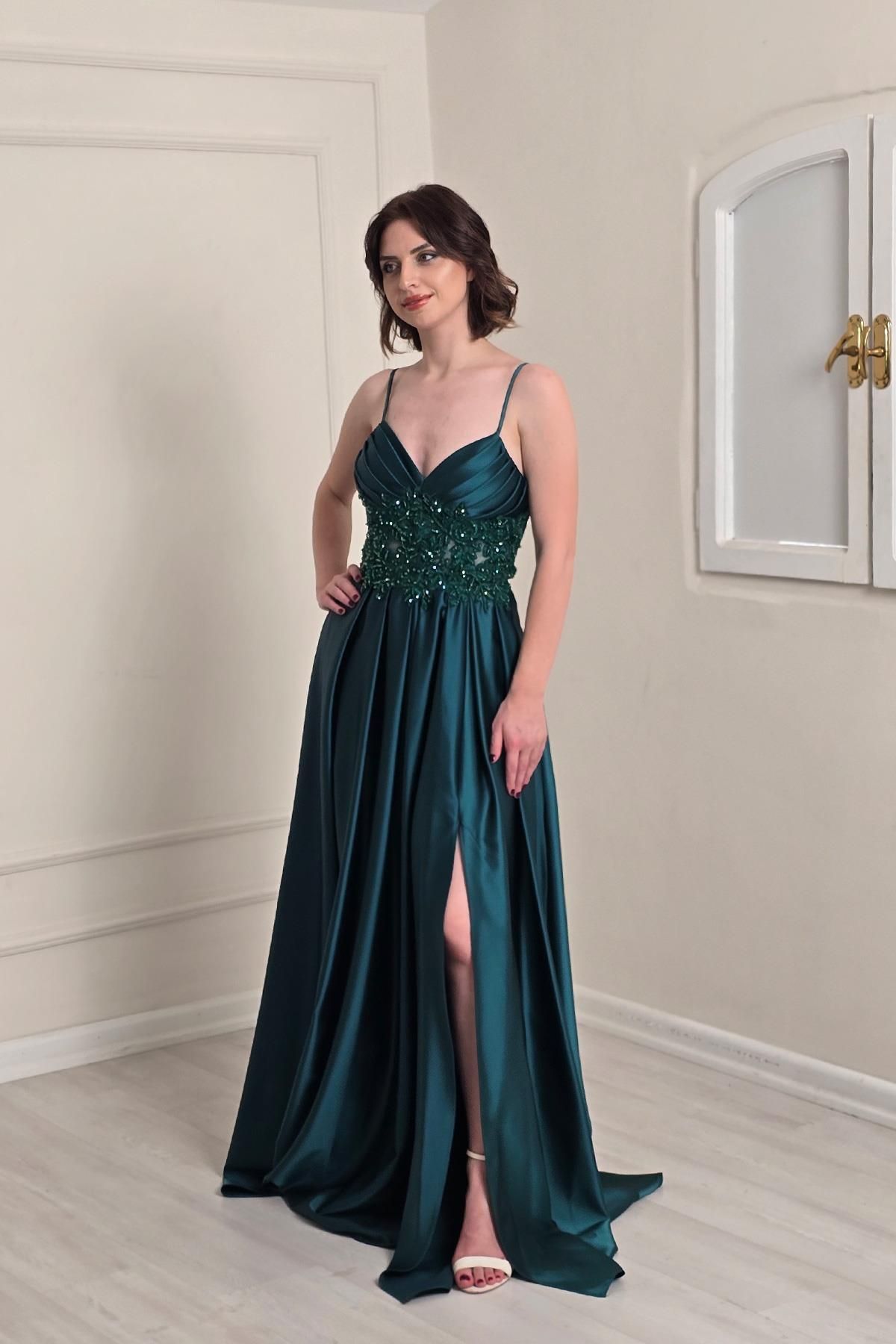 Yonca Moda Evi Zümrüt Saten Aplikli İnce Askılı Yırtmaçlı Abiye 6077