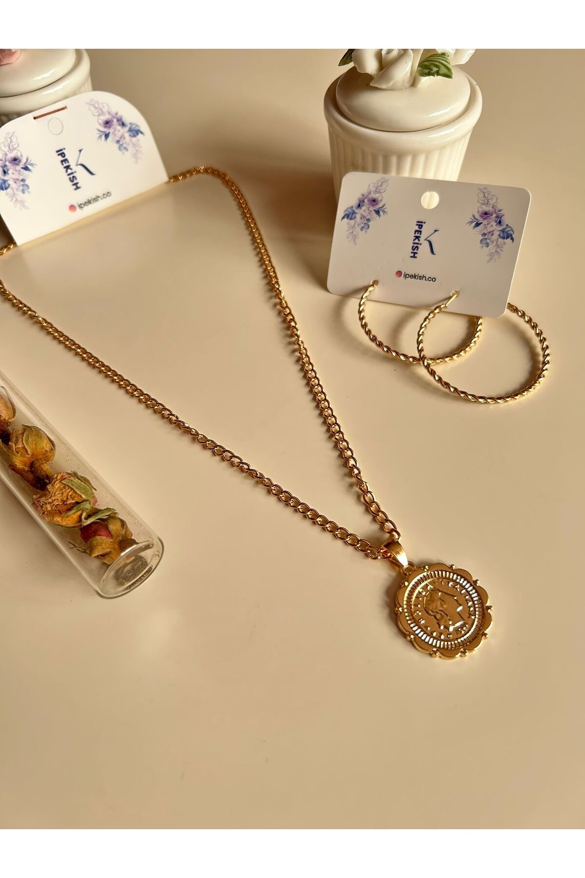 Cheecky Chic İpekish | Gold Madalyon Figürlü Ayarlanabilir Kolye ve Büyük Burgu Halka Küpe Seti