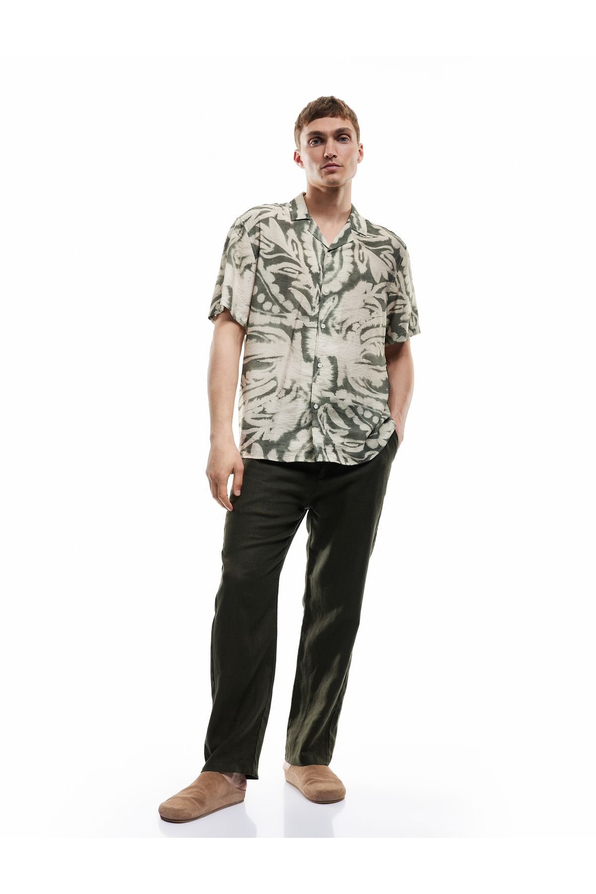 Koton Kısa Kollu Devrik Yaka Regular Fit Viskon Batik Desenli Gömlek