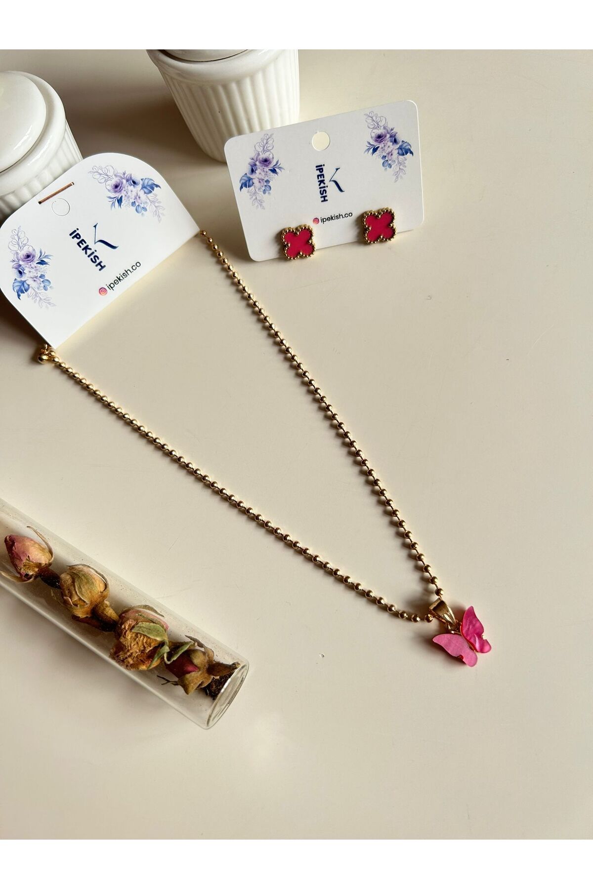 Cheecky Chic İpekish | Gold Zincir Pembe Kelebek Sallantılı Kolye ve Pembe Van Cleef Model Çelik Küpe Seti
