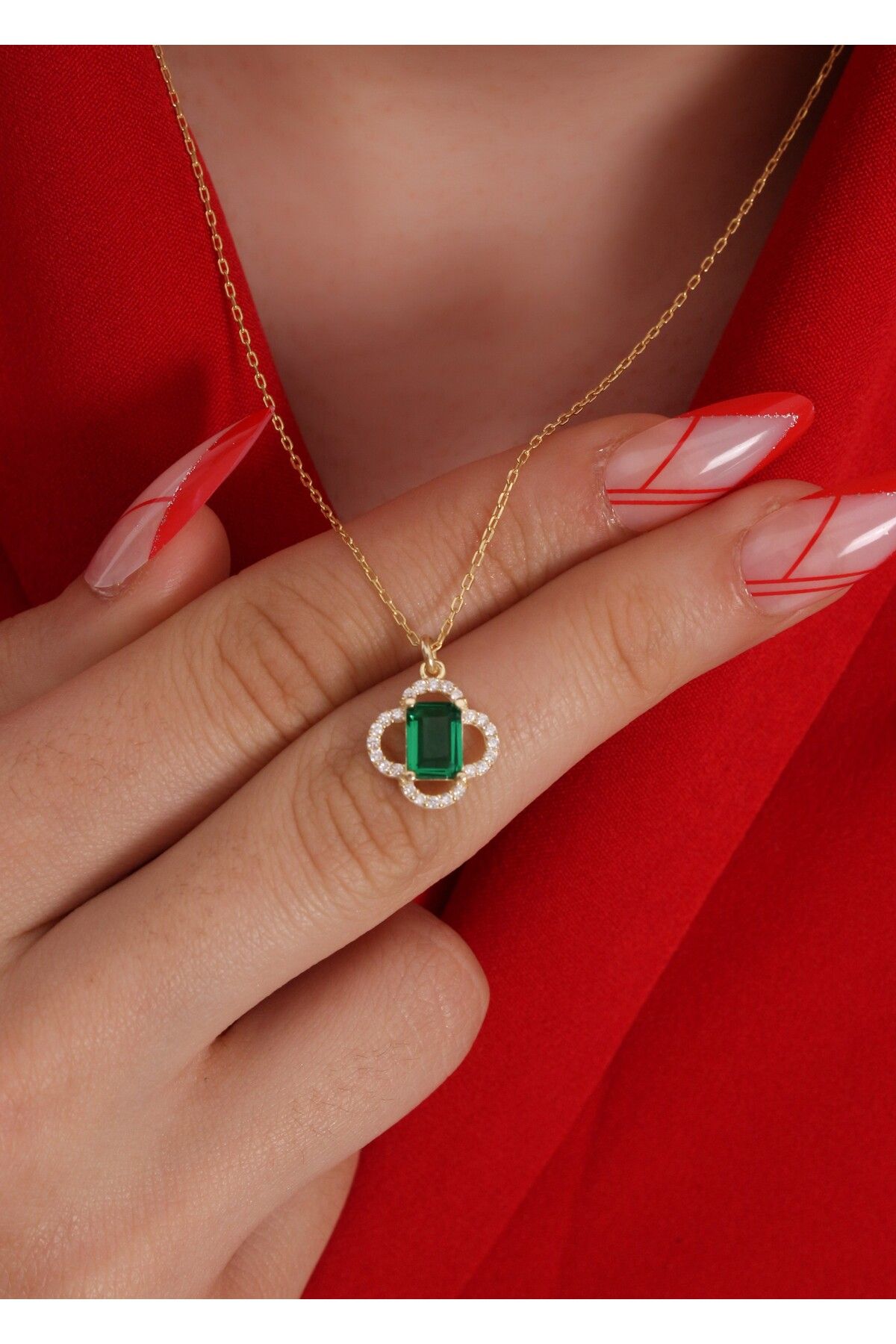 LİNOVE JEWELLERY Yeşil Baget Gümüş Kolye, 925 Ayar Gümüş Üzeri 14K Kaplama, Yonca Emerald Gümüş Kolye.
