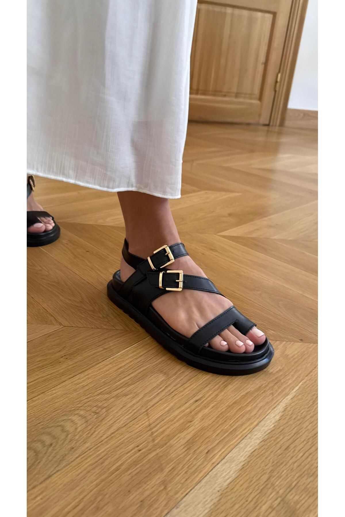 Eataly Shoes Çapraz Bantlı Parmak Detaylı Siyah Kadın Sandalet