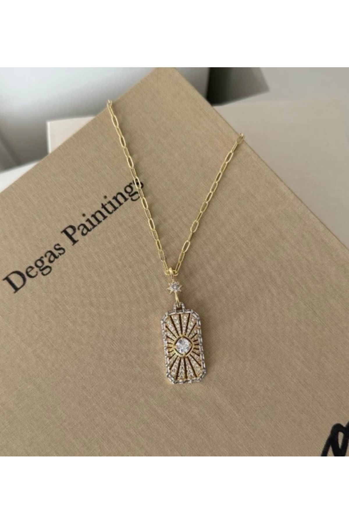 GLOWVİA AKSESUAR Baget Ve Zirkon Taşlı Güneş Işığı Gold Plaka Kolye