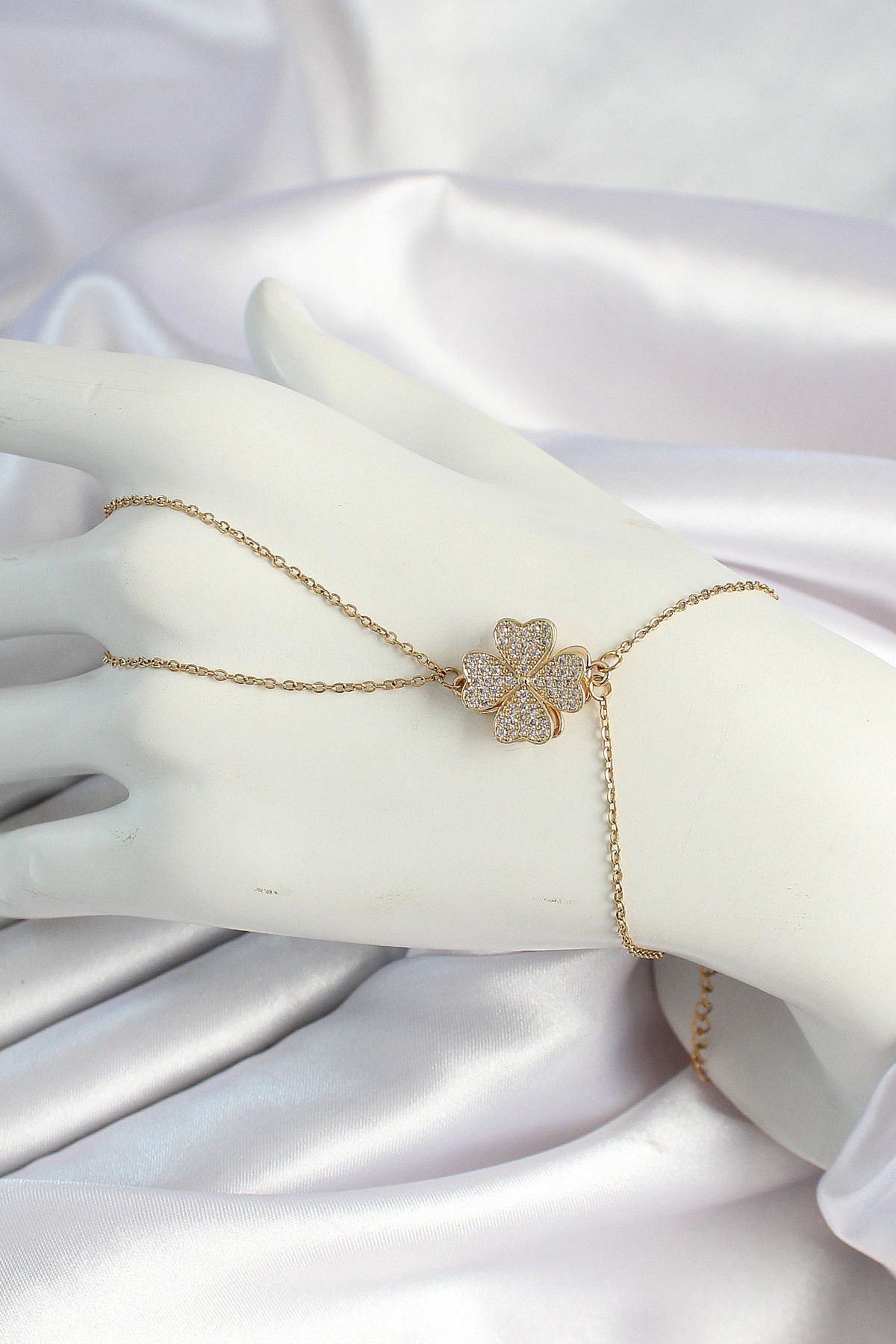 callerrons accessories Gold Renk Zincirli Dönen Yonca Figürlü Şahmeran - EBJ250530W34408