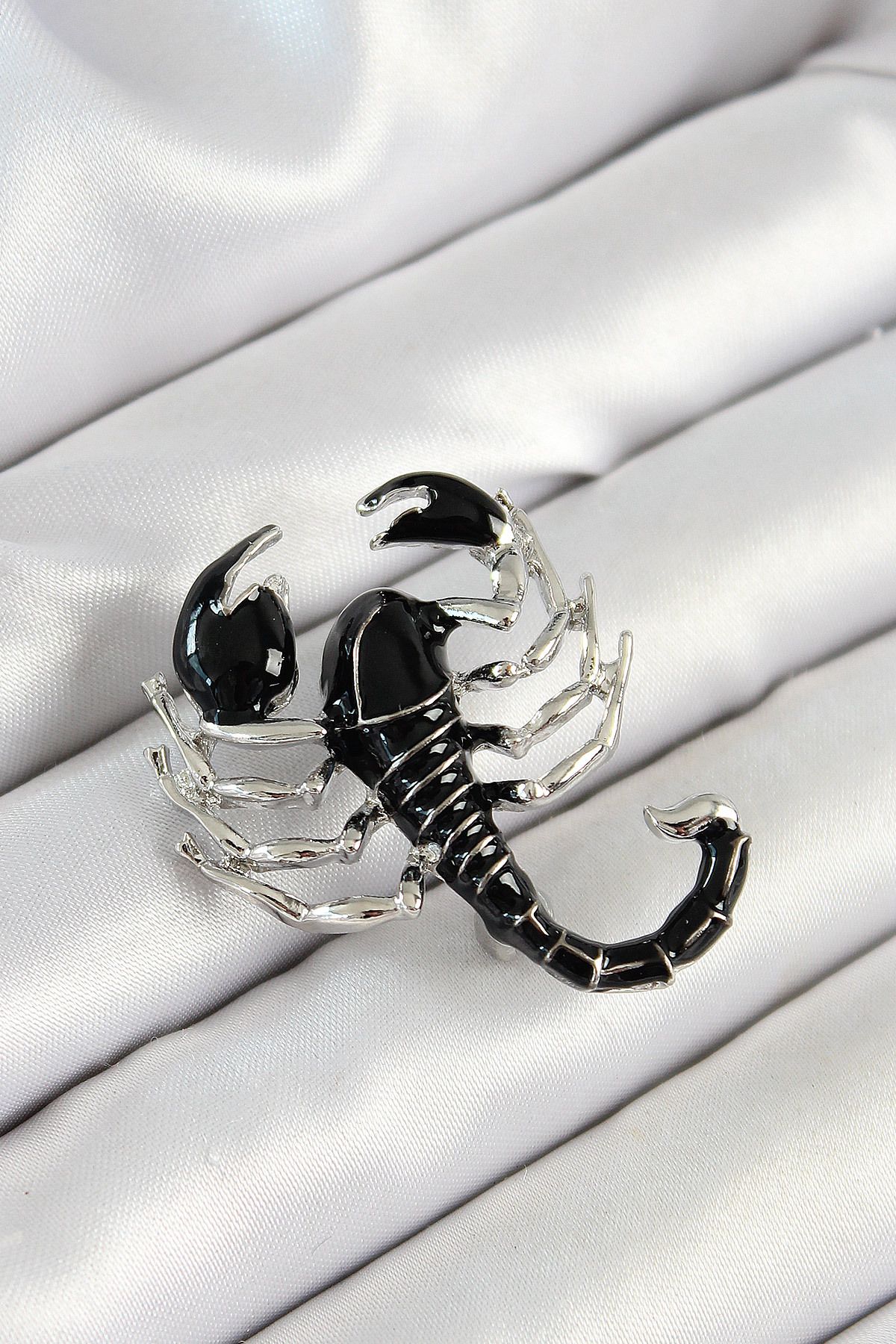 callerrons accessories 3D Siyah Akrep Figürlü Gümüş Renk Kadın Broş - EBJ250530W34435