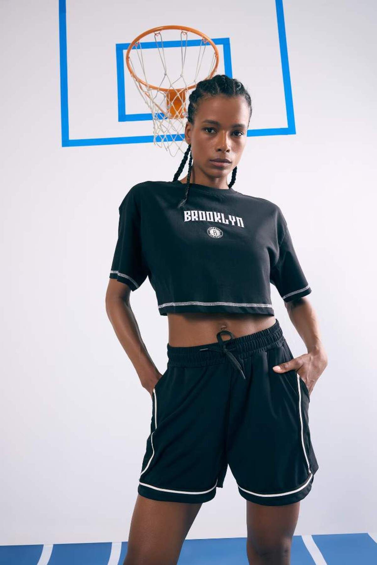 DeFacto Yeni Sezon DeFactoFit NBA Brooklyn Nets Cropped Fit Bisiklet Yaka Kısa Kollu Tişört