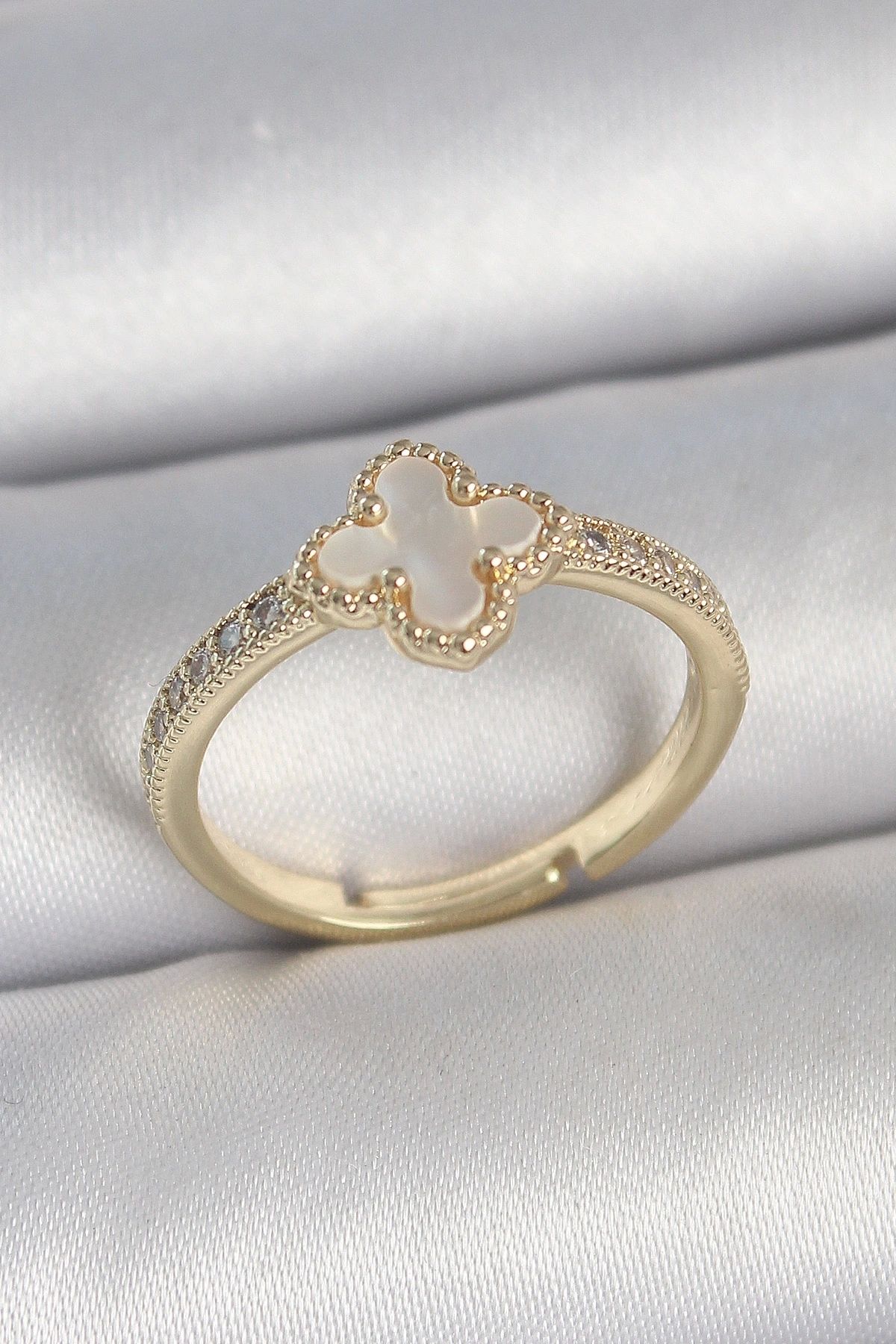 OurStyles Pirinç Gold Renk Zirkon Taşlı Beyaz Mineli Yonca Model Ayarlanabilir Kadın Yüzük - TJ-BYK3737