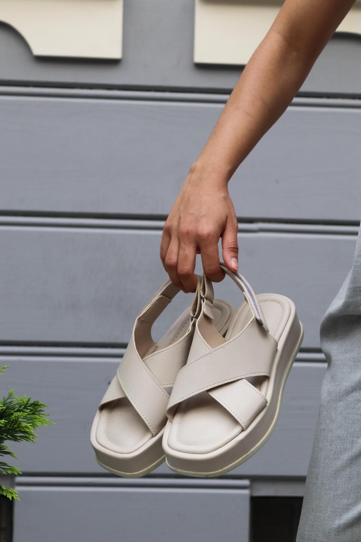 BeBeQ Store Fancy Bej Ön Çarpraz Detaylı Arka Tokalı Kadın Sandalet