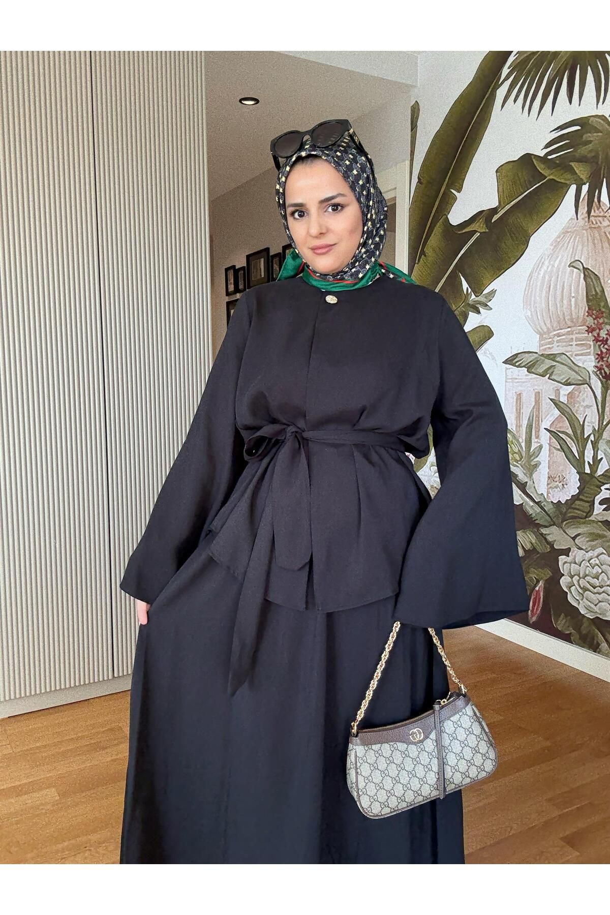 Aselim Hijap Moda Gold Düğmeli Pelerin Detaylı İthal Dökümlü Kuşaklı Etekli Takım – Şık Takım (36–46 Beden) Siyah