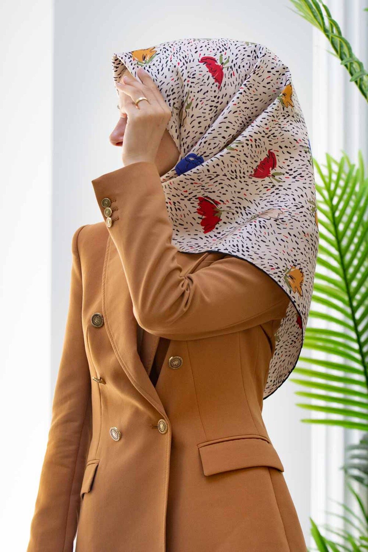 Vissona %100 Twill İpek Çıtır Çiçek Desenli Gold - Krem Renkli 90x90 Eşarp Dikim Şekli : El Dikişi