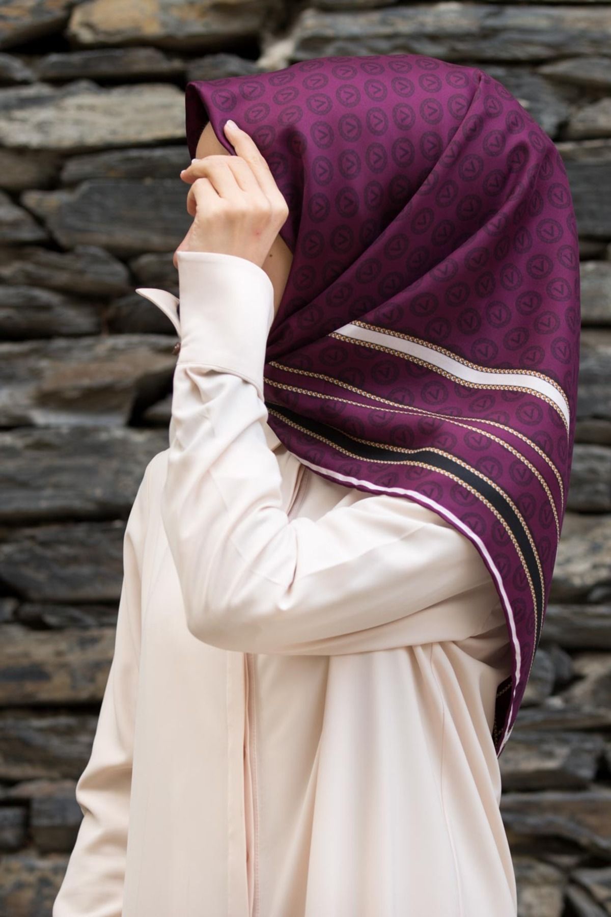 Vissona %100 Twill İpek Monogram Desenli Mürdüm - Siyah Renkli 90x90 Eşarp Dikim Şekli : El Dikişi