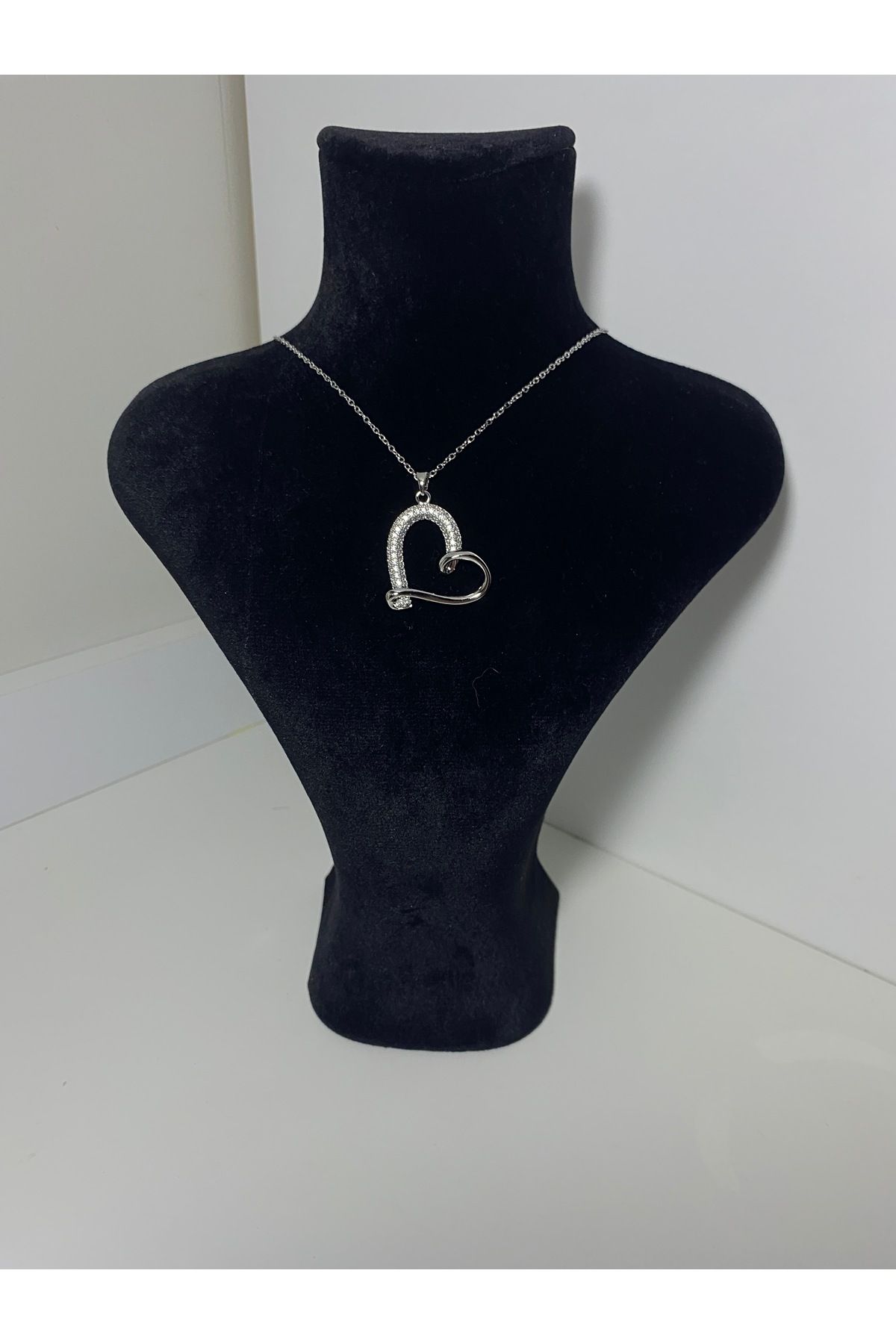 Gök Accessories Taş Detaylı Asimetrik Kalp Çerçeve Kolye