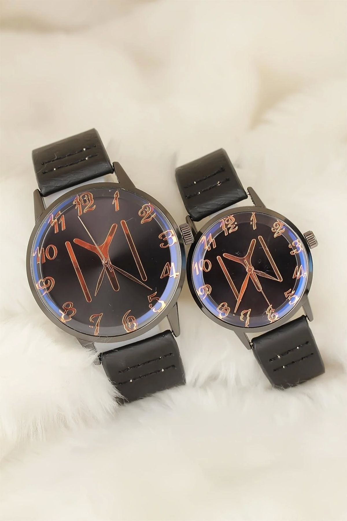 OurStyles Siyah Deri Kordonlu Füme Metal Kasa Kayı Boyu Figürlü Sevgili Saatleri - TJ-SGK1370