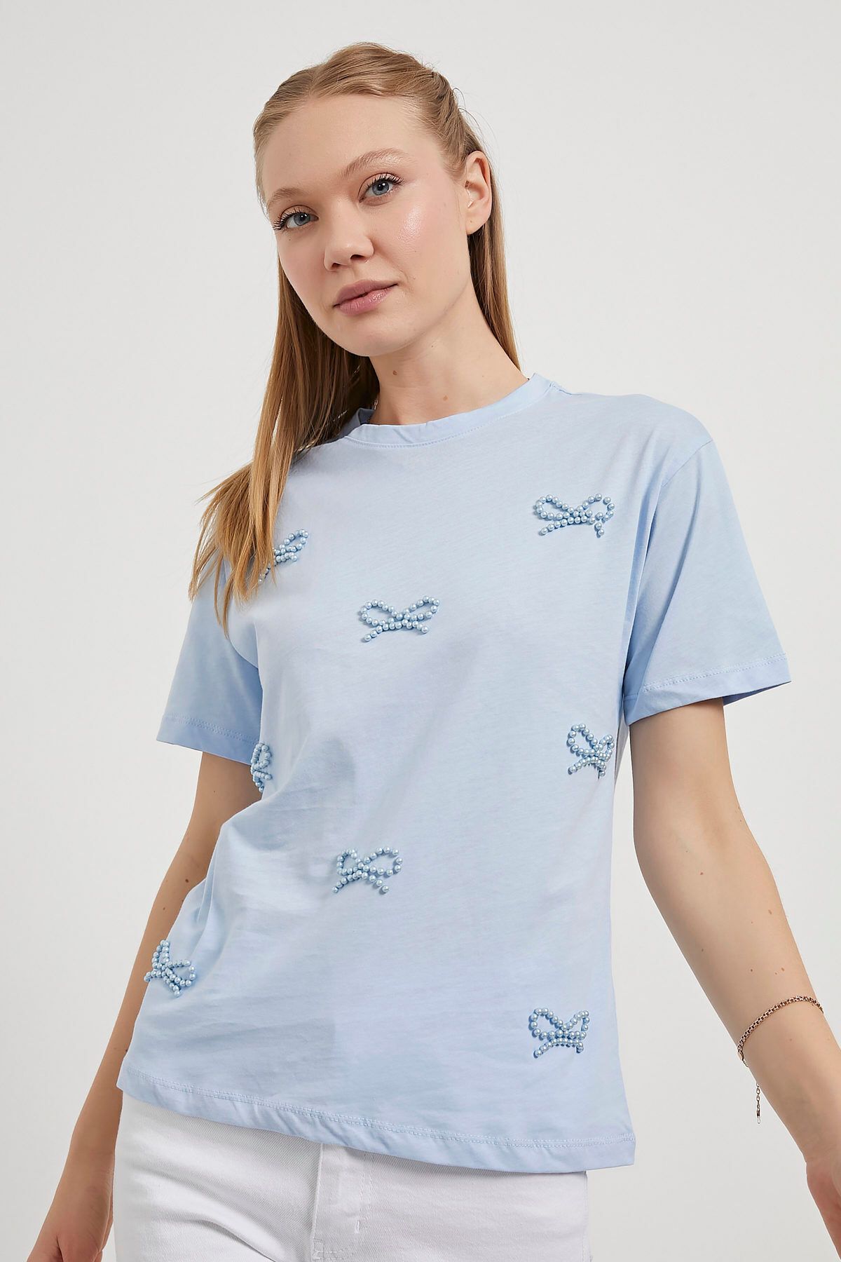 Arma Life ARMALIFE 4010 İNCİ FİYONK DETAYLI BİS YAKA KADIN T-SHIRT