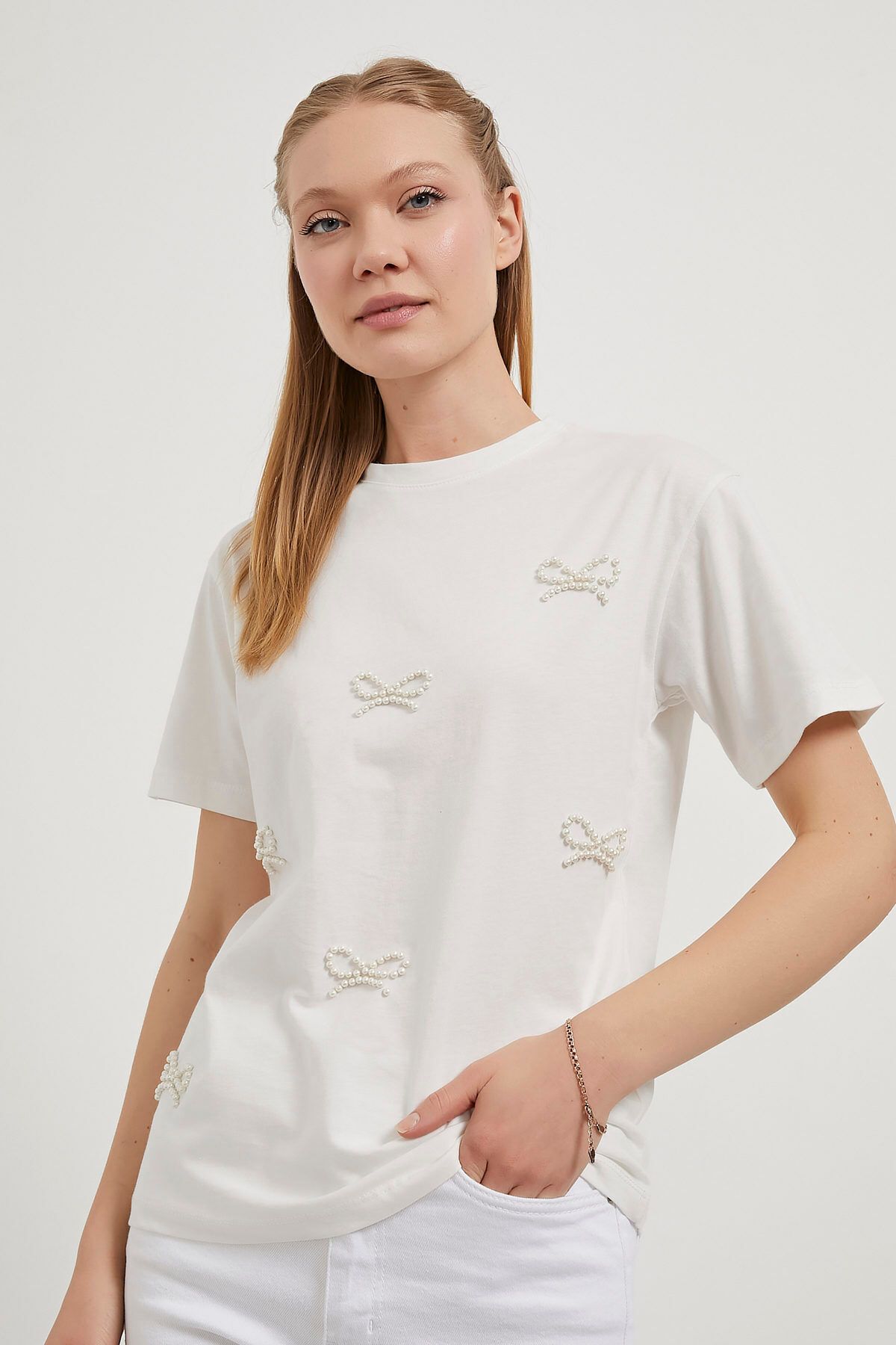 Arma Life ARMALIFE 4010 İNCİ FİYONK DETAYLI BİS YAKA KADIN T-SHIRT