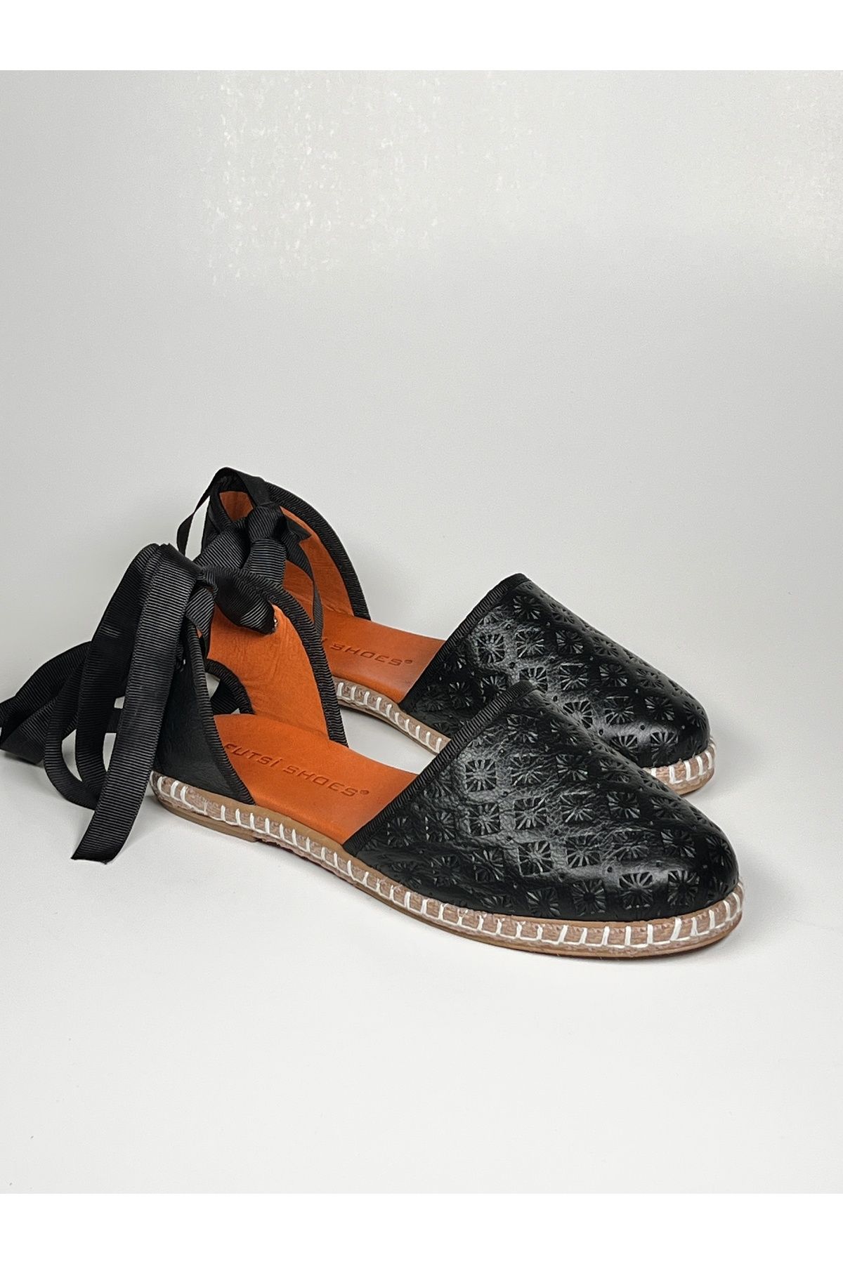 futsi shoes Çiçek Zımba Baskılı Bilekten Bağlamalı Siyah Hakiki Deri Babet Espadril