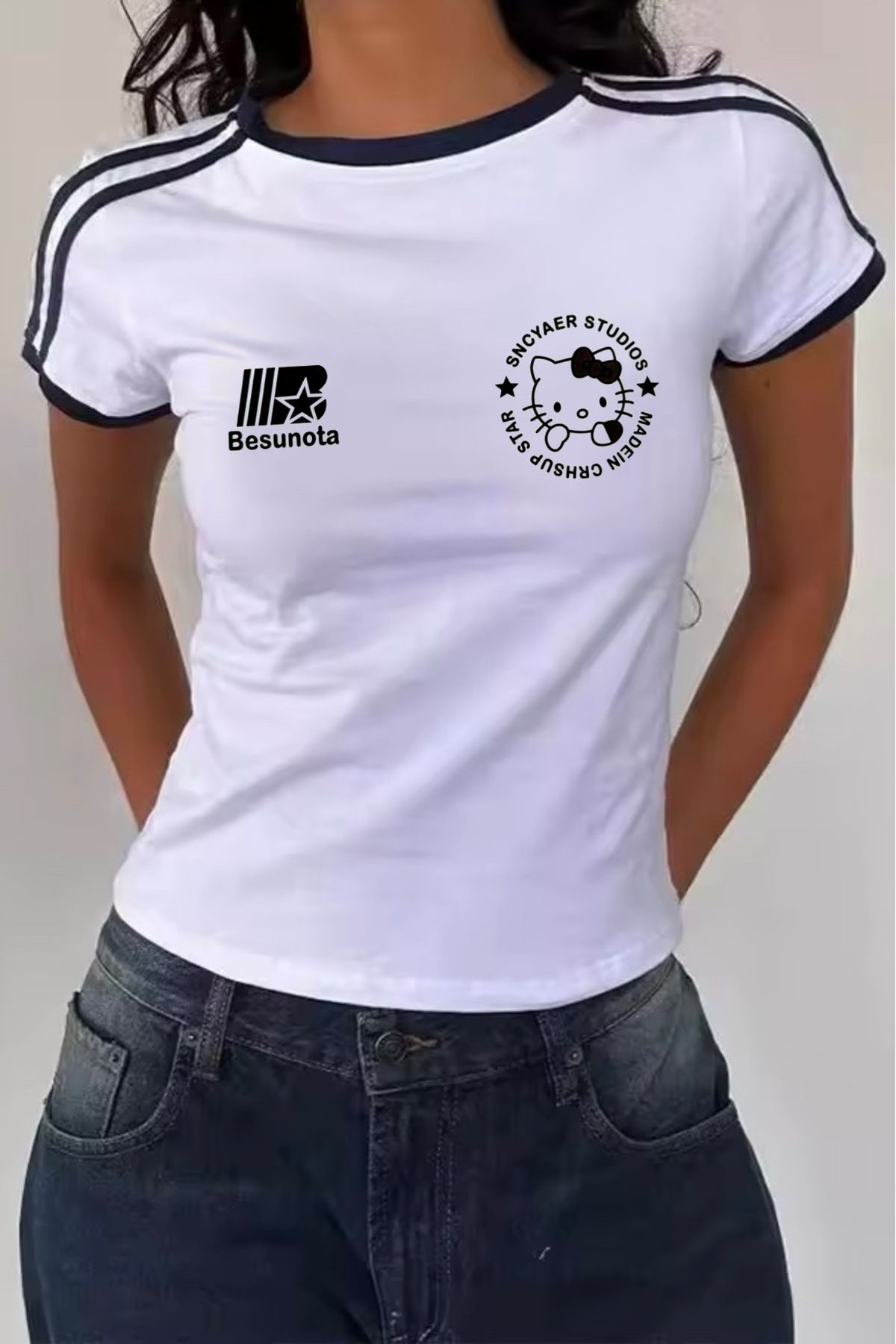 Aesthia Beyaz Kol Şeritli Hello Kitty Besunota Crop
