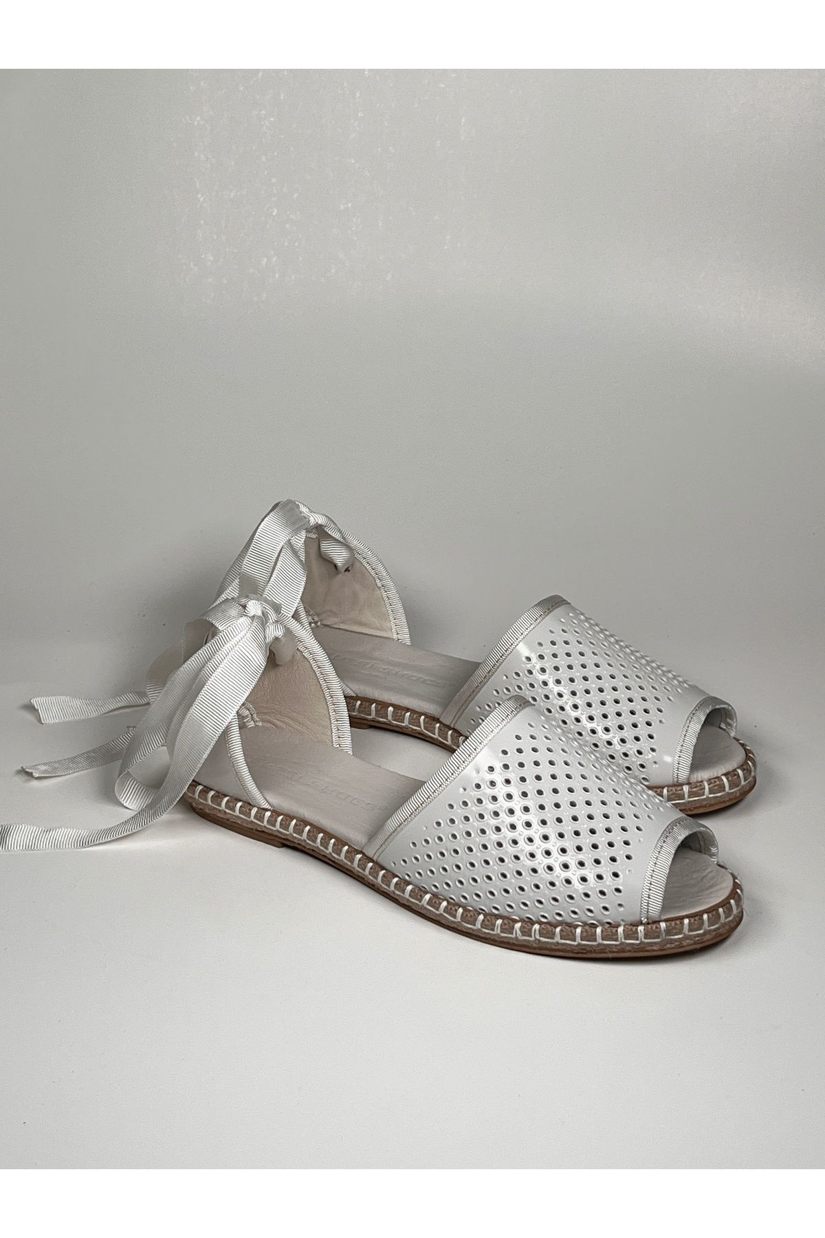 futsi shoes Kuş Gözü Zımbalı Bilekten Bağlamalı Beyaz Hakiki Deri Babet Espadril