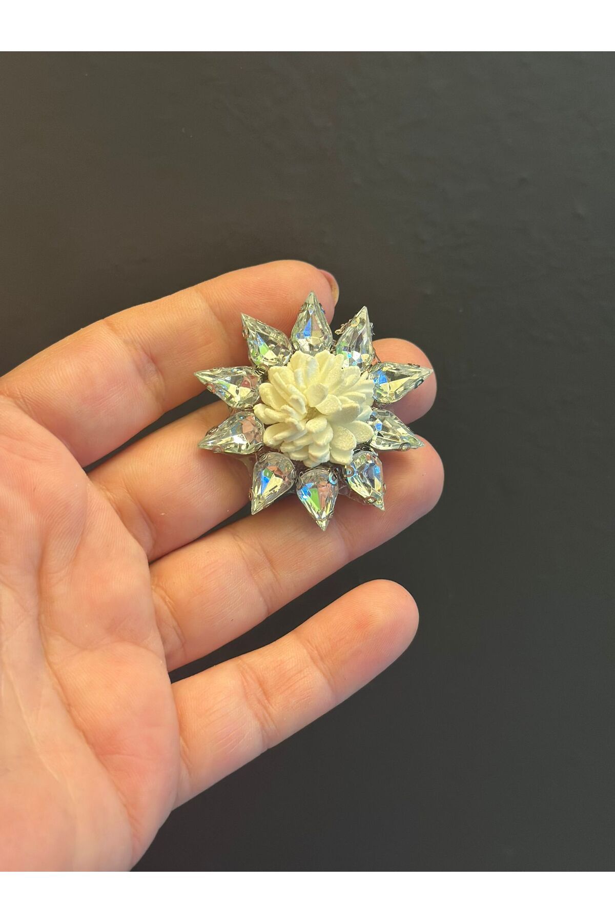 Gönülden Tasarım ÜTÜ İLE YAPIŞAN KASALI TAŞLI ÇİÇEK ARMA DİKİŞ AKSESUARI 4X4 CM GÜMÜŞ