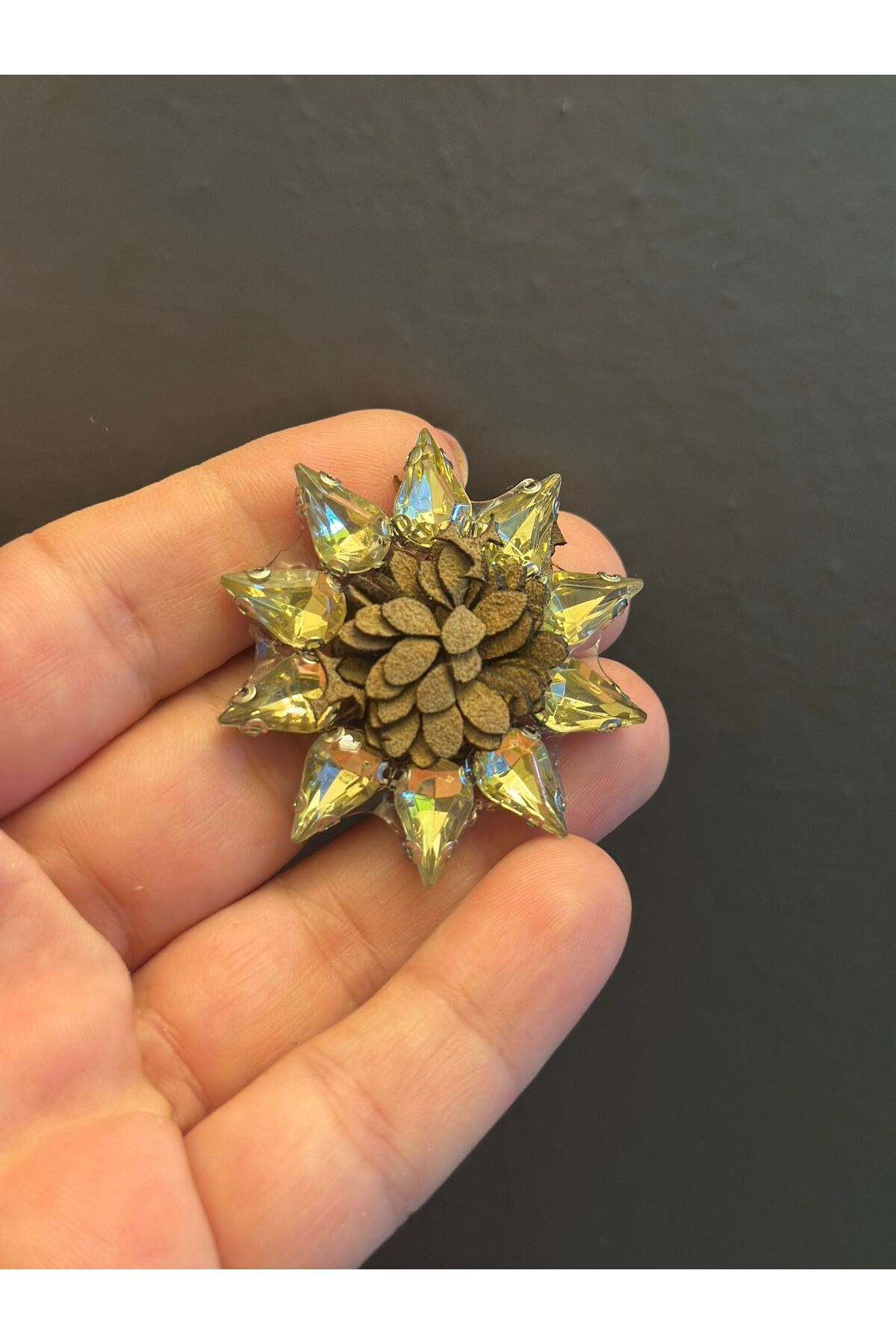 Gönülden Tasarım ÜTÜ İLE YAPIŞAN KASALI TAŞLI ÇİÇEK ARMA DİKİŞ AKSESUARI 4X4 CM Sarı