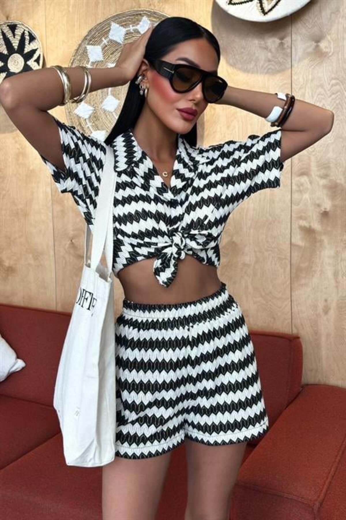 RICHMOST Zigzag Desenli ve Örme Detaylı Gömlek Yakalı Kadın Bluz Şortlu Takım (2 Parça ) Siyah-Beyaz